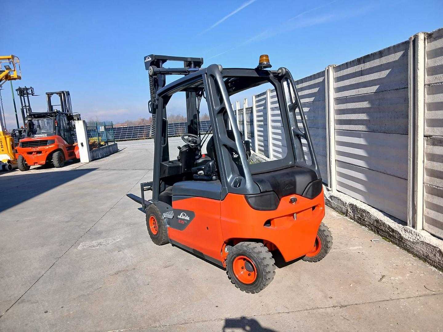 Used Forklift Linde E 25 4 riteņu dakšu iekrāvējs (Image 5) Used Forklift Linde E 25 4 riteņu dakšu iekrāvējs (Image 5)