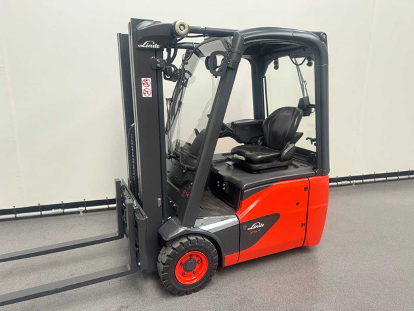 Used Forklift Linde 386 E 14-02 4 riteņu dakšu iekrāvējs (Image 1)