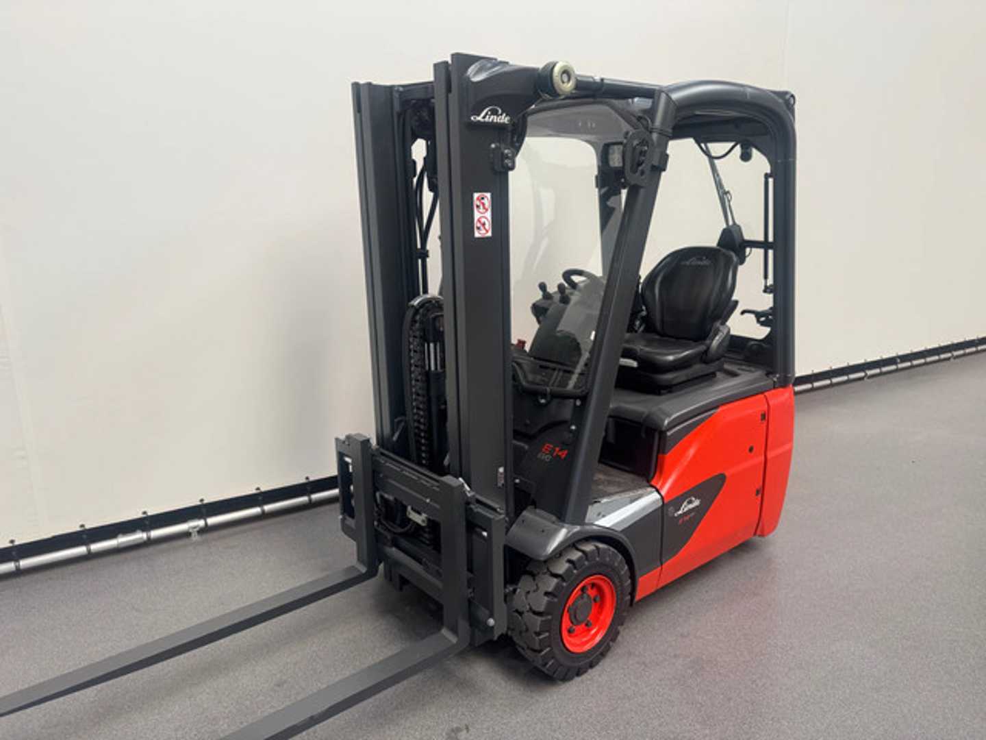 Used Forklift Linde 386 E 14-02 4 riteņu dakšu iekrāvējs (Image 2)