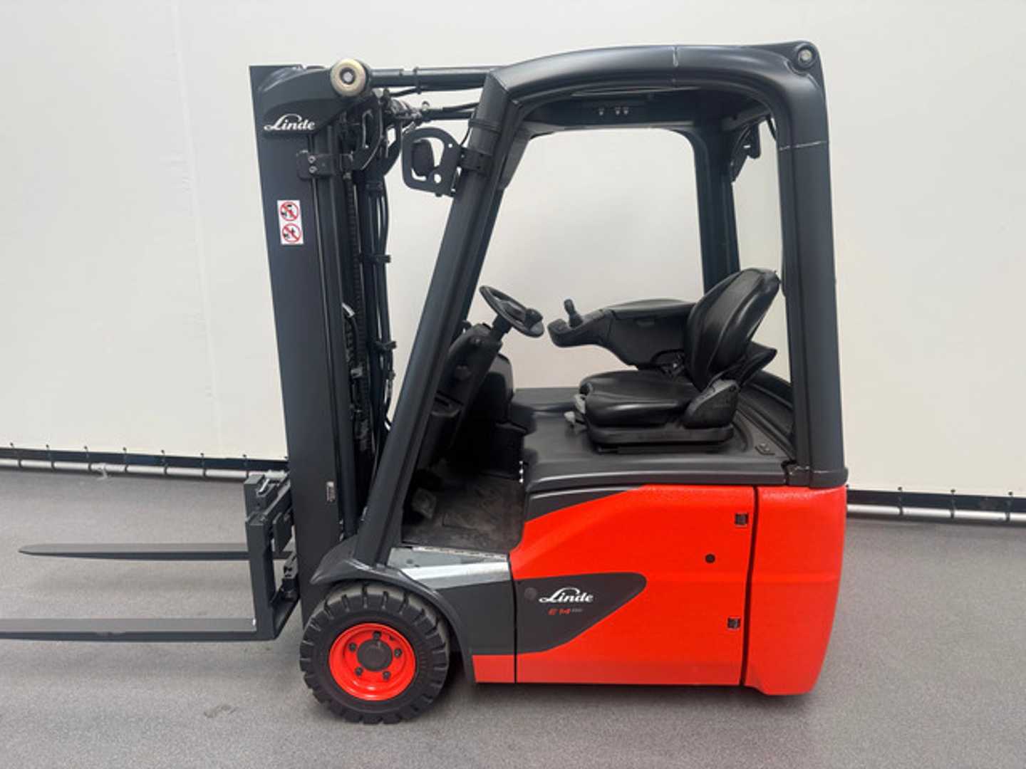Used Forklift Linde 386 E 14-02 4 riteņu dakšu iekrāvējs (Image 3)