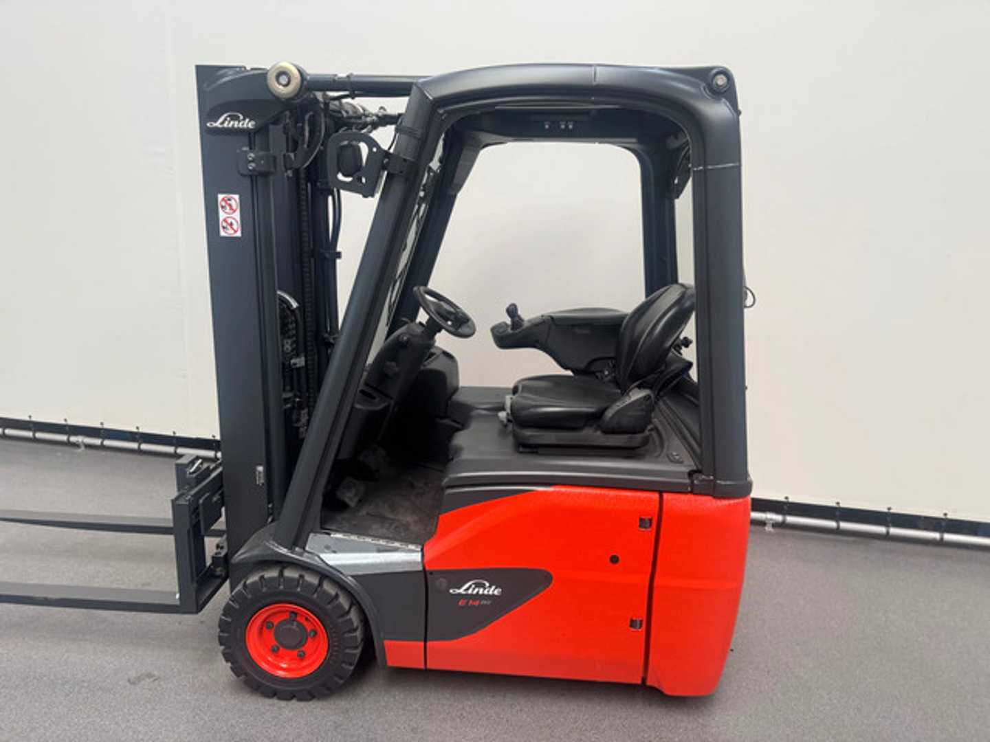 Used Forklift Linde 386 E 14-02 4 riteņu dakšu iekrāvējs (Image 4)