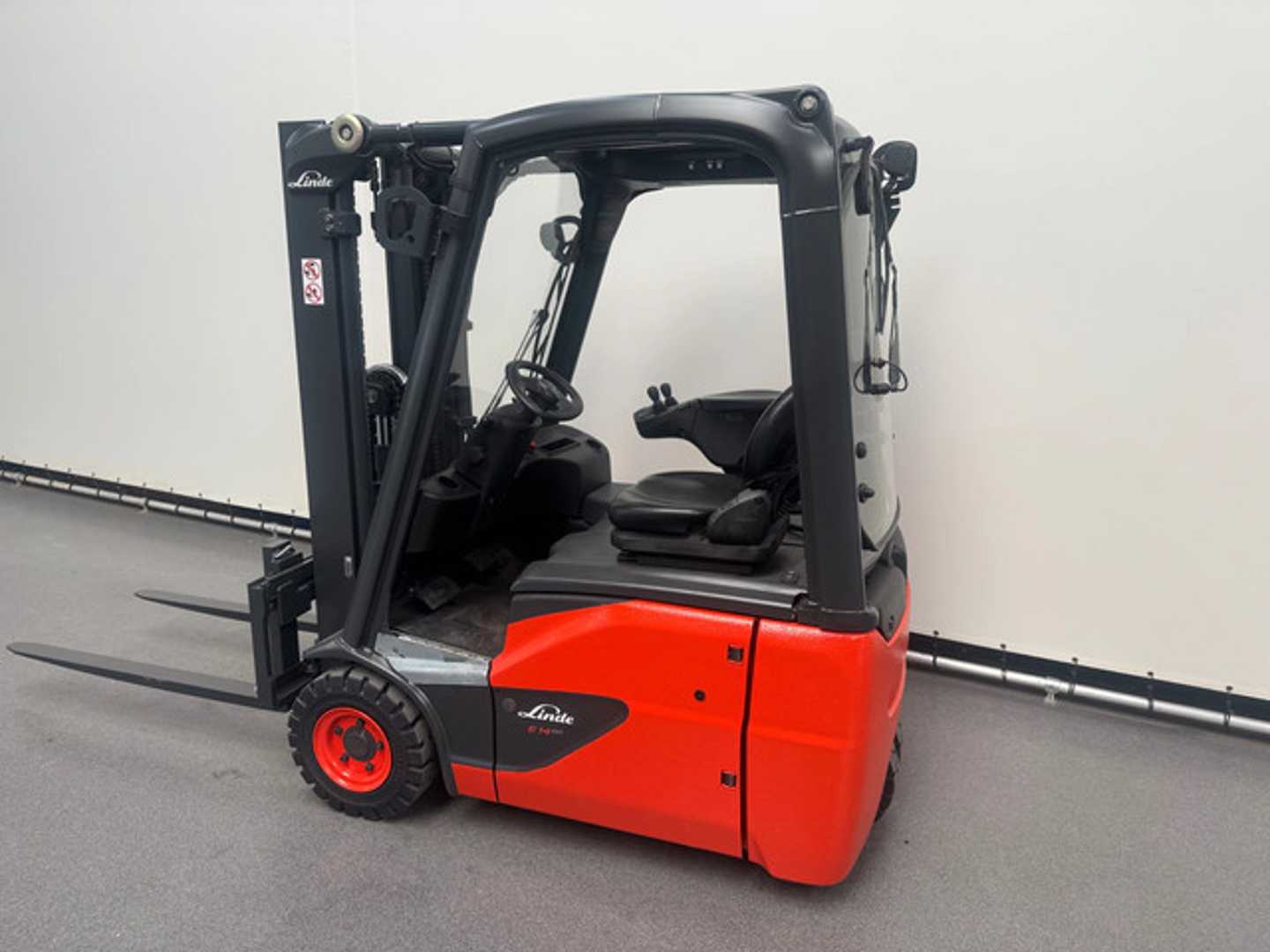 Used Forklift Linde 386 E 14-02 4 riteņu dakšu iekrāvējs (Image 5)
