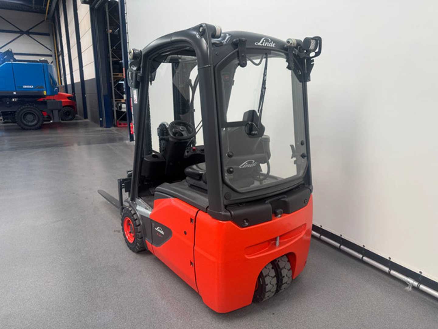 Used Forklift Linde 386 E 14-02 4 riteņu dakšu iekrāvējs (Image 6)