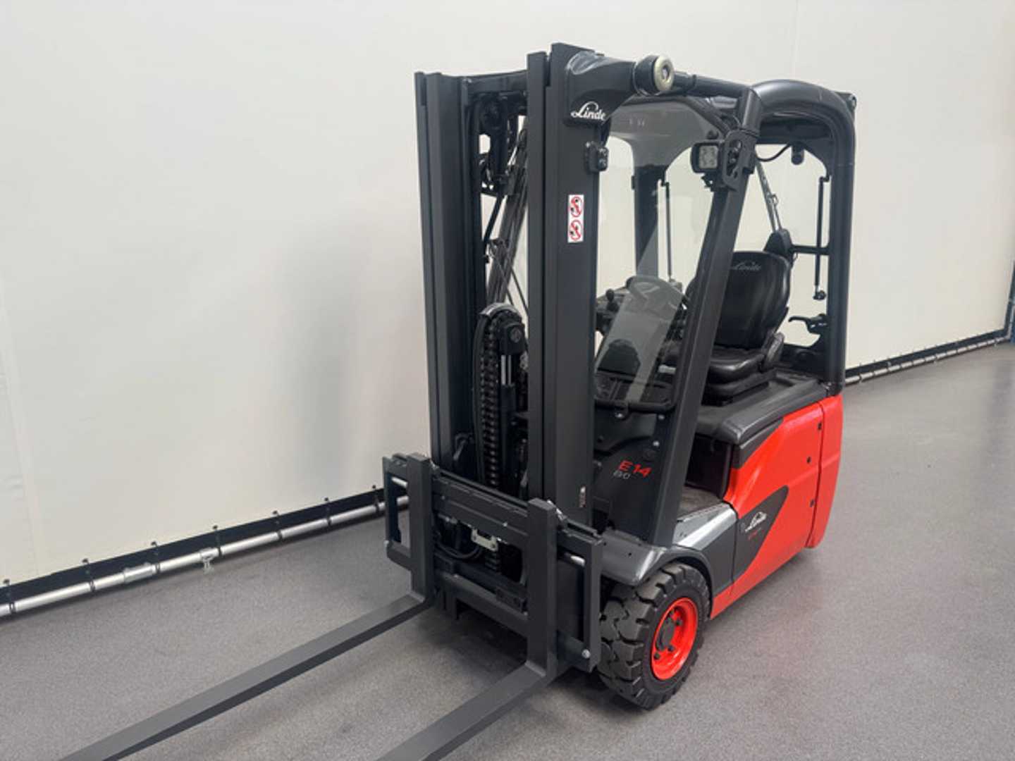 Used Forklift Linde 386 E 14-02 4 riteņu dakšu iekrāvējs (Image 7)