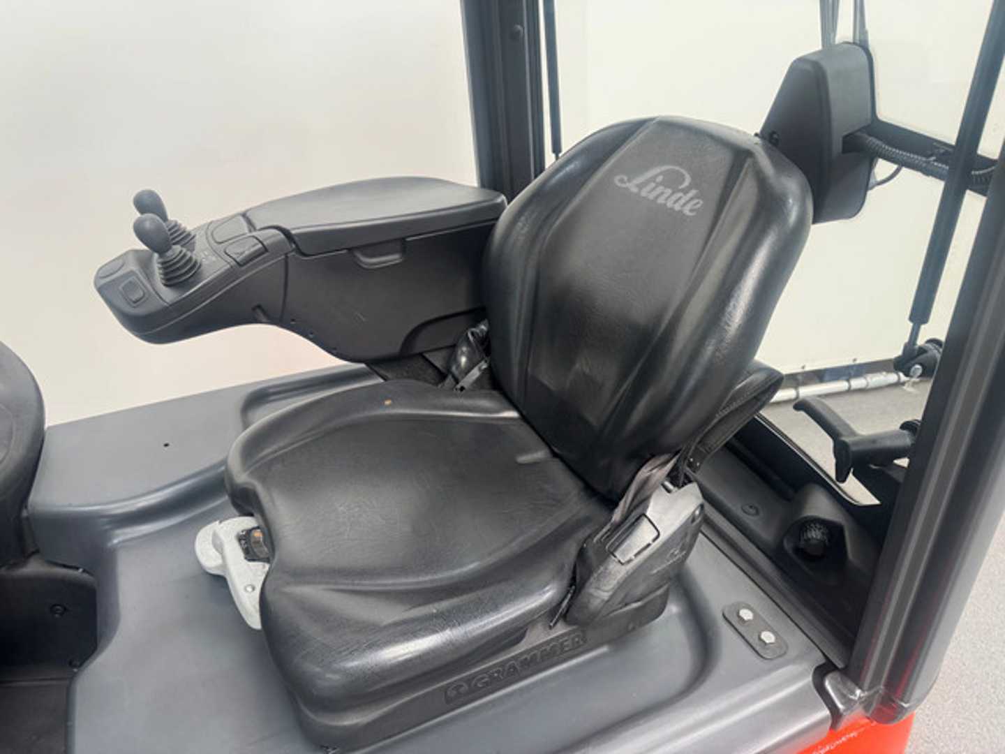 Used Forklift Linde 386 E 14-02 4 riteņu dakšu iekrāvējs (Image 8)