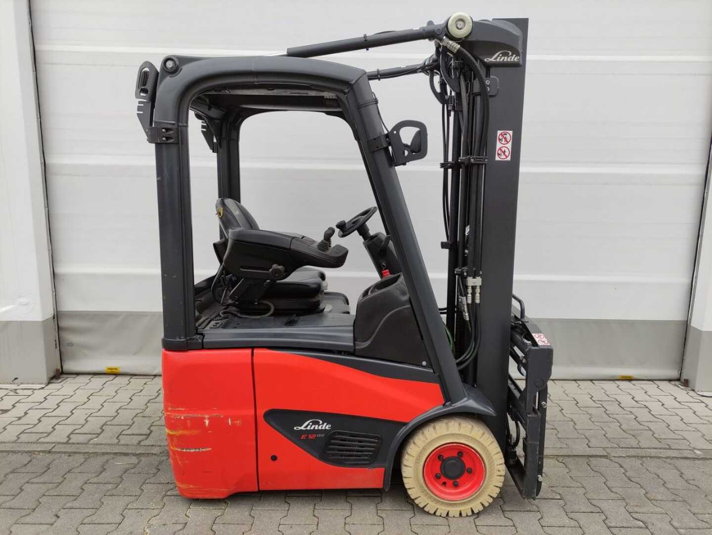 Used Forklift Linde E12-02/386 EVO 4 riteņu dakšu iekrāvējs (Image 2) Used Forklift Linde E12-02/386 EVO 4 riteņu dakšu iekrāvējs (Image 2)