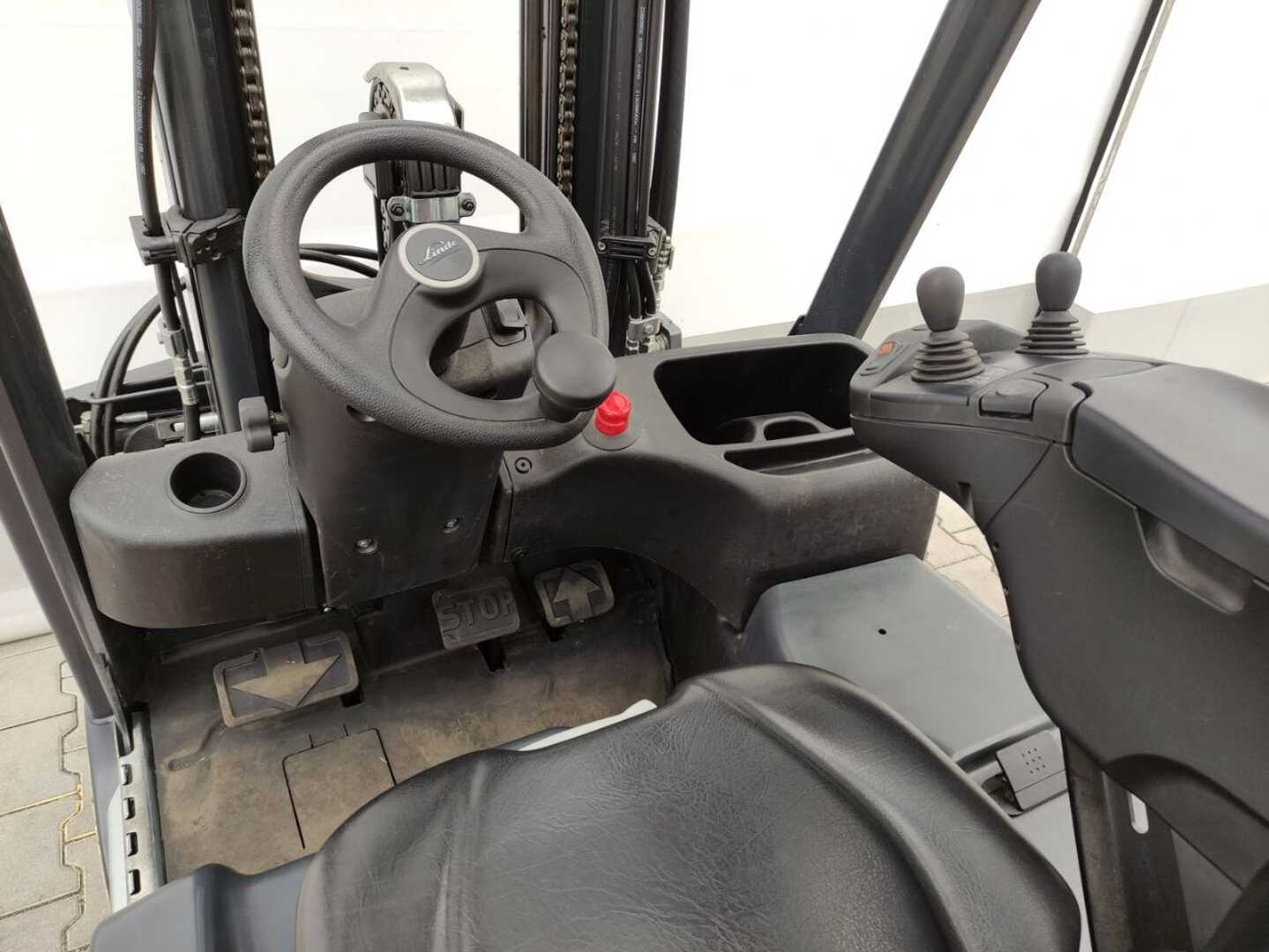 Used Forklift Linde E12-02/386 EVO 4 riteņu dakšu iekrāvējs (Image 5) Used Forklift Linde E12-02/386 EVO 4 riteņu dakšu iekrāvējs (Image 5)