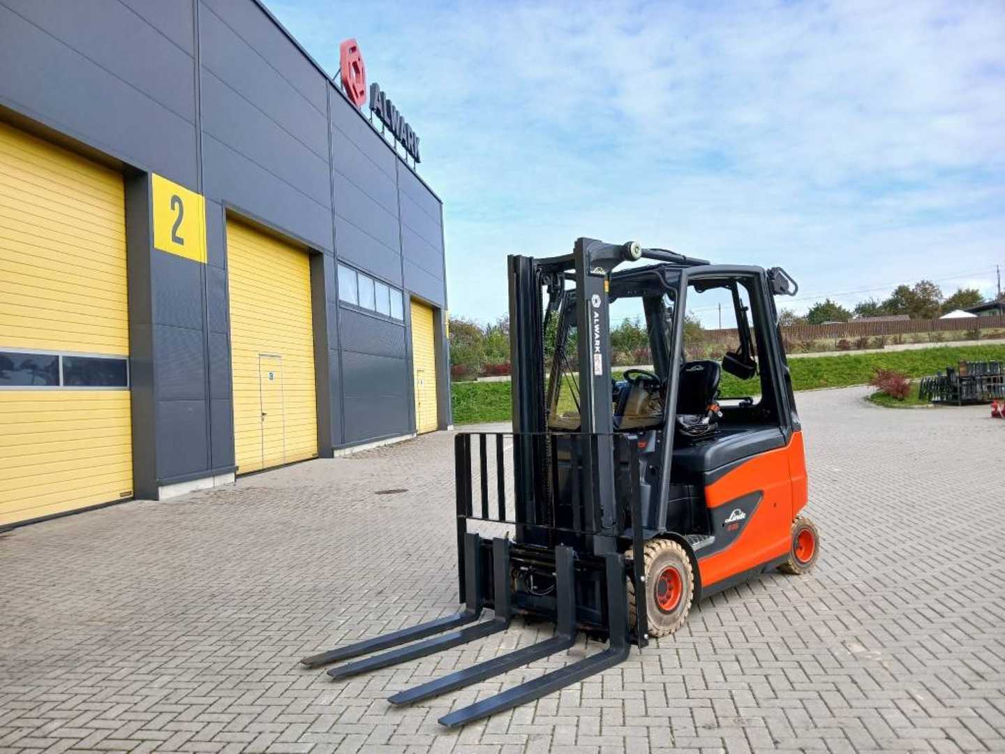 Used Forklift Linde E25/600HL 4 riteņu dakšu iekrāvējs (Image 3) Used Forklift Linde E25/600HL 4 riteņu dakšu iekrāvējs (Image 3)