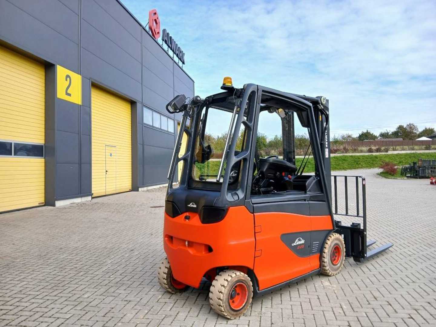 Used Forklift Linde E25/600HL 4 riteņu dakšu iekrāvējs (Image 4) Used Forklift Linde E25/600HL 4 riteņu dakšu iekrāvējs (Image 4)