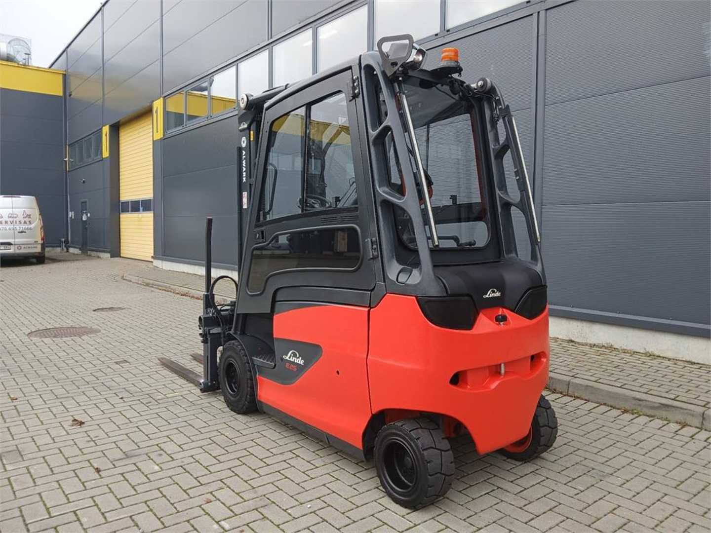 Used Forklift Linde E25/600HL 4 riteņu dakšu iekrāvējs (Image 7) Used Forklift Linde E25/600HL 4 riteņu dakšu iekrāvējs (Image 7)