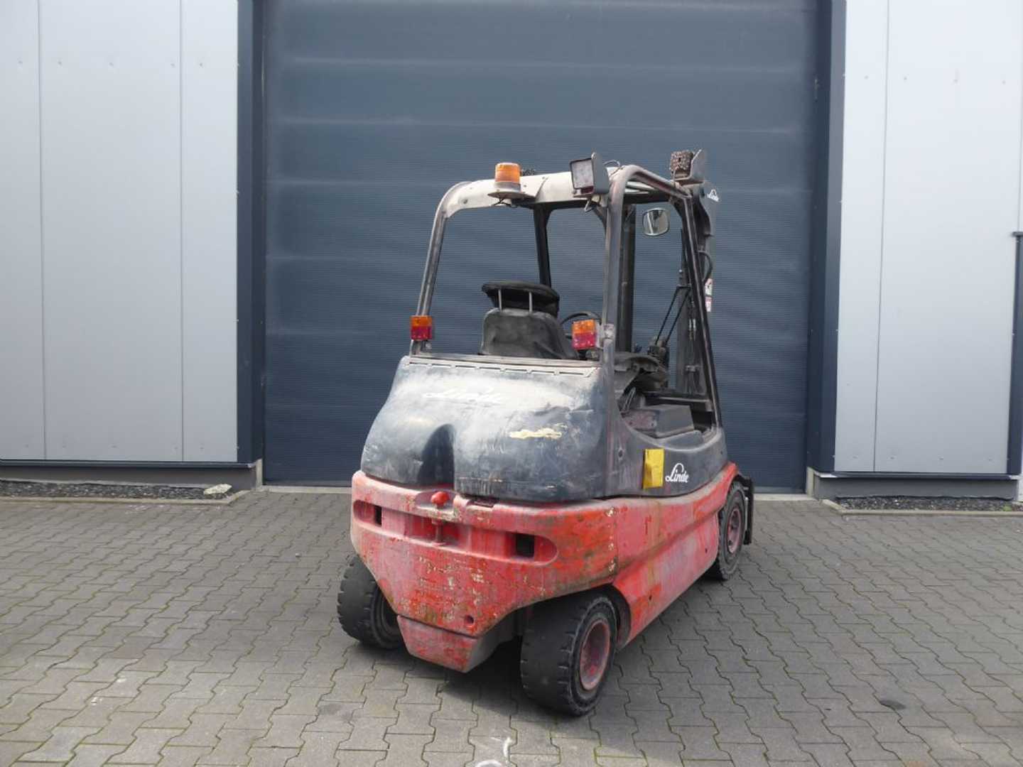 Used Forklift Linde E25-03 4 riteņu dakšu iekrāvējs (Image 6) Used Forklift Linde E25-03 4 riteņu dakšu iekrāvējs (Image 6)