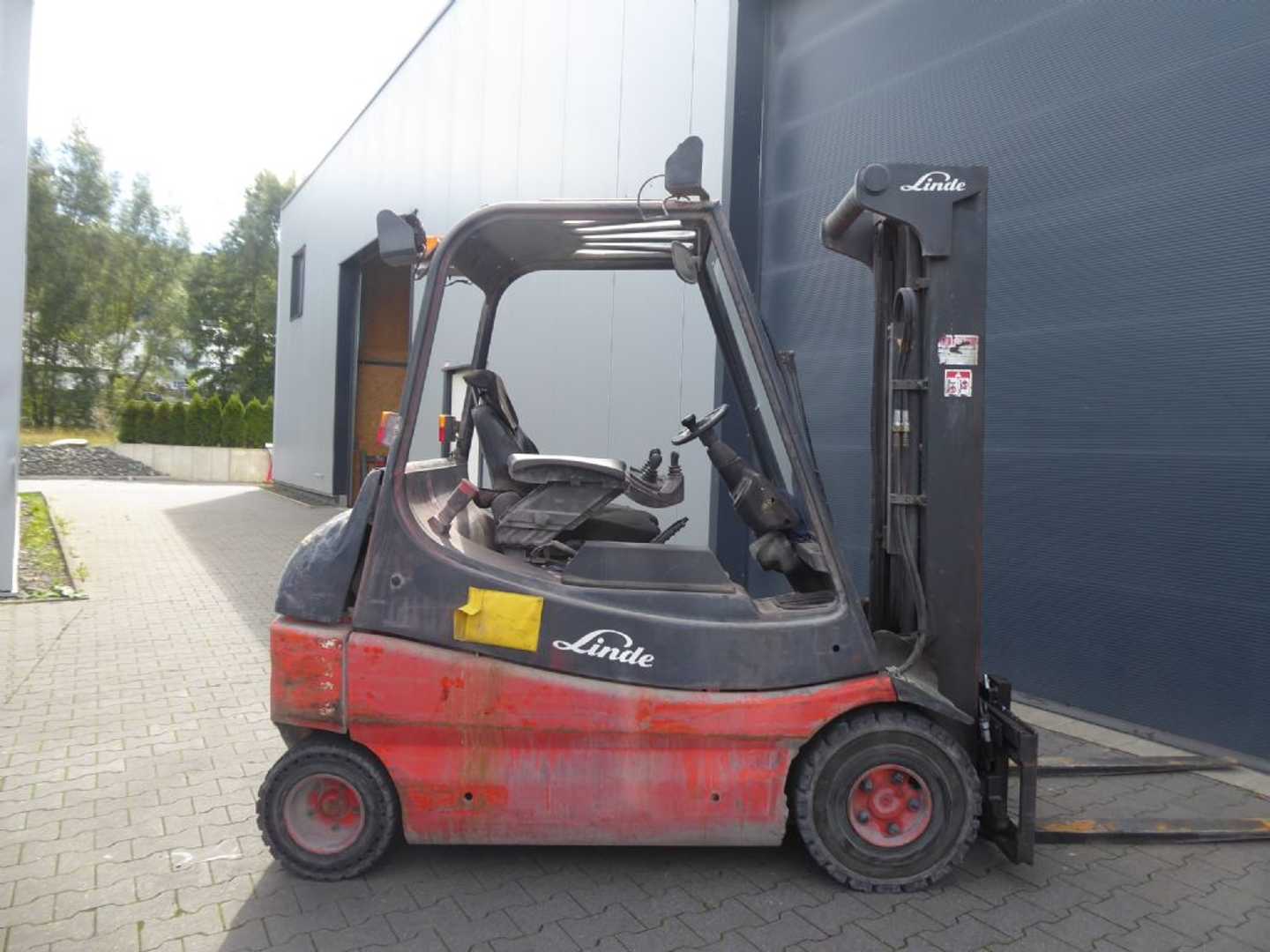 Used Forklift Linde E25-03 4 riteņu dakšu iekrāvējs (Image 7) Used Forklift Linde E25-03 4 riteņu dakšu iekrāvējs (Image 7)