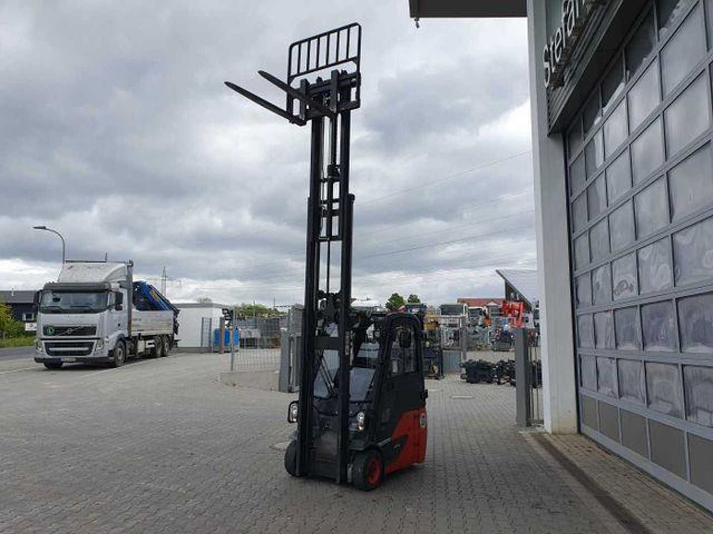 Used Forklift Linde E14 - 02 / Triplex: 4.00m! / SS / nur 1.777h! 4 riteņu dakšu iekrāvējs (Image 9) Used Forklift Linde E14 - 02 / Triplex: 4.00m! / SS / nur 1.777h! 4 riteņu dakšu iekrāvējs (Image 9)