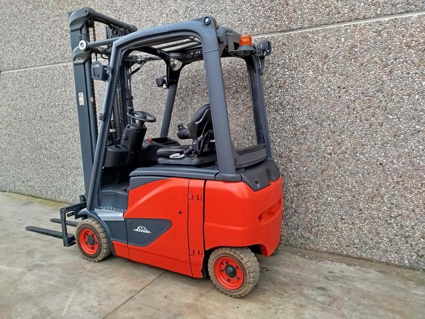 Used Forklift Linde E16PH-02 EVO 4 riteņu dakšu iekrāvējs (Image 3) Used Forklift Linde E16PH-02 EVO 4 riteņu dakšu iekrāvējs (Image 3)