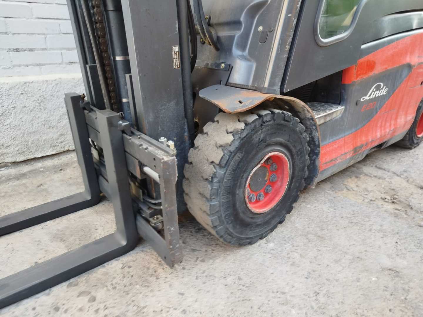 Used Forklift Linde E20-01/600 4 riteņu dakšu iekrāvējs (Image 4) Used Forklift Linde E20-01/600 4 riteņu dakšu iekrāvējs (Image 4)