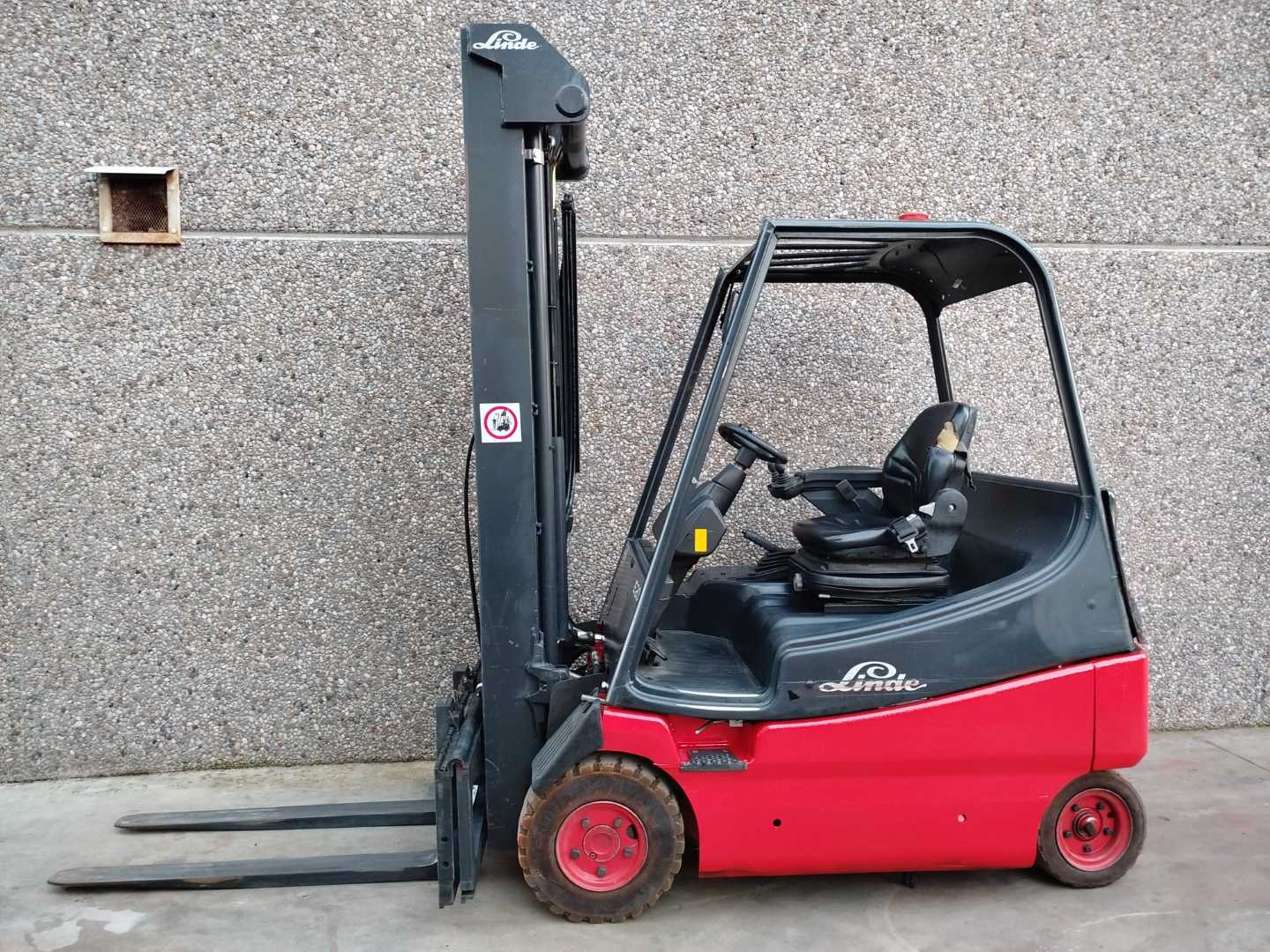 Used Forklift Linde E20 4 riteņu dakšu iekrāvējs (Image 2) Used Forklift Linde E20 4 riteņu dakšu iekrāvējs (Image 2)