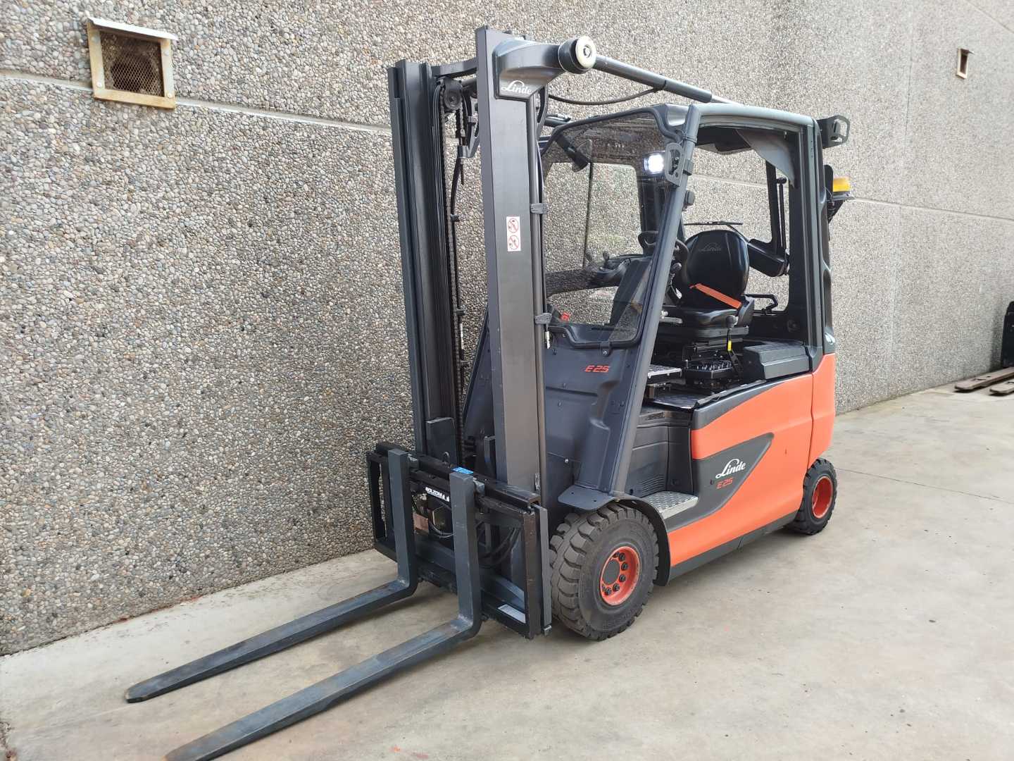 Used Forklift Linde E25HL/600 4 riteņu dakšu iekrāvējs (Image 2)