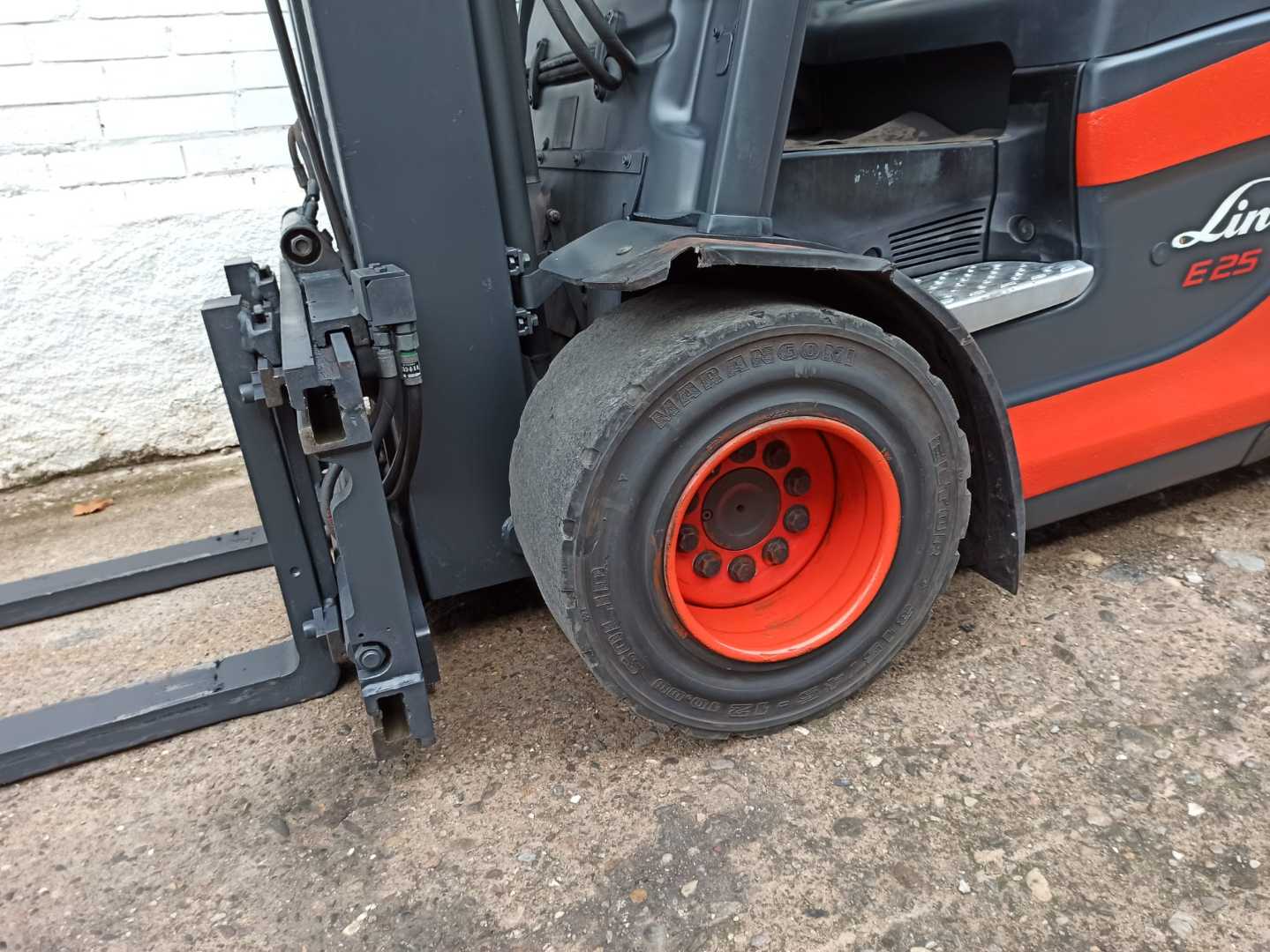 Used Forklift Linde E25 4 riteņu dakšu iekrāvējs (Image 4) Used Forklift Linde E25 4 riteņu dakšu iekrāvējs (Image 4)