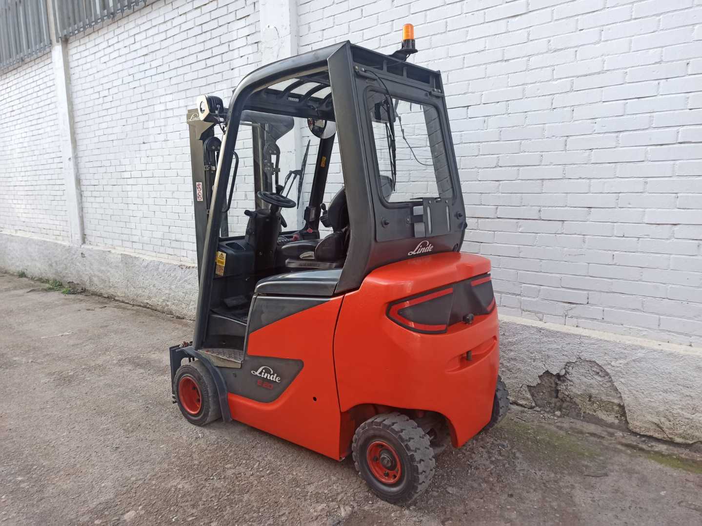Used Forklift Linde E20PH 4 riteņu dakšu iekrāvējs (Image 3) Used Forklift Linde E20PH 4 riteņu dakšu iekrāvējs (Image 3)