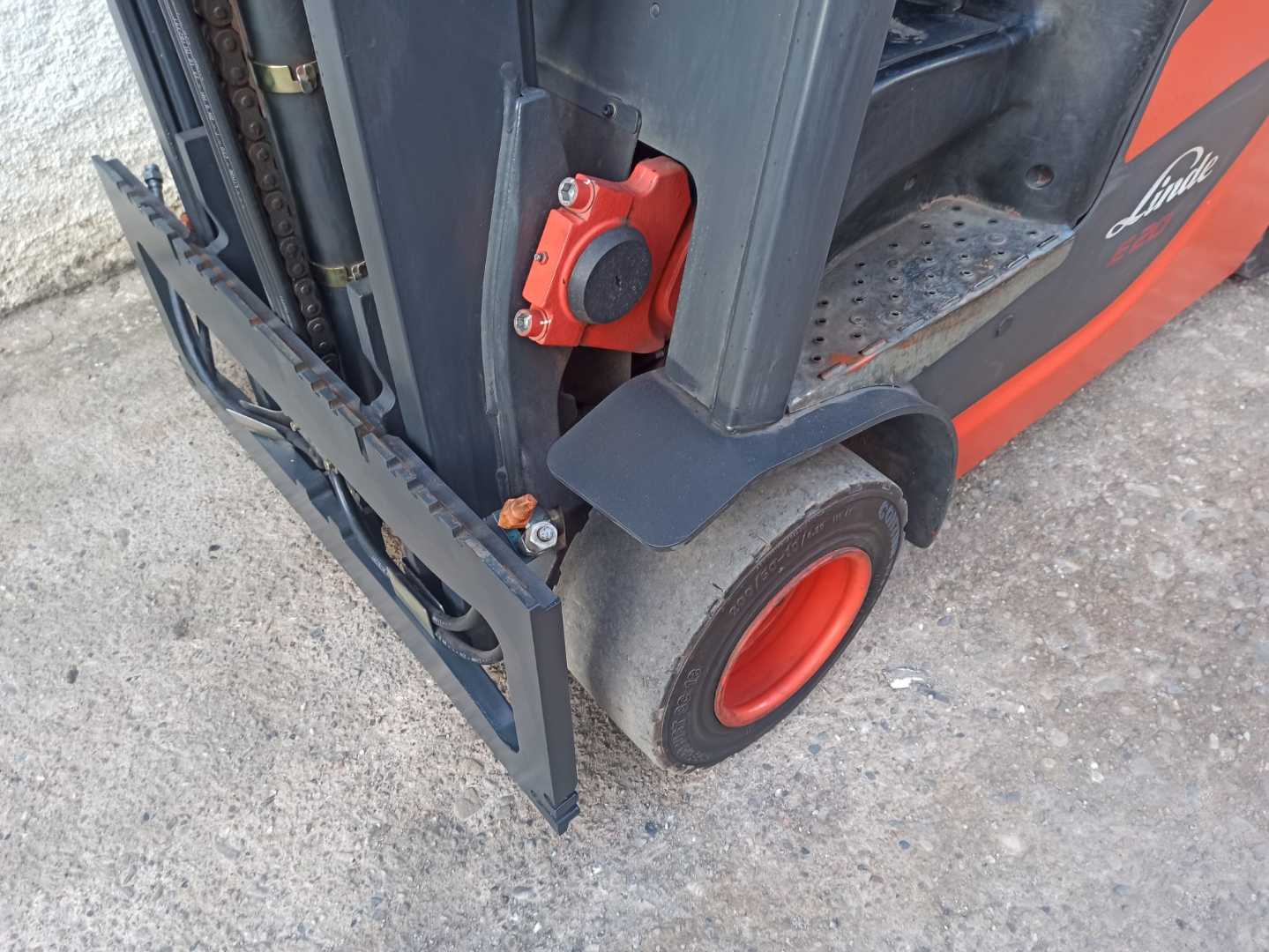 Used Forklift Linde E20PH 4 riteņu dakšu iekrāvējs (Image 4) Used Forklift Linde E20PH 4 riteņu dakšu iekrāvējs (Image 4)