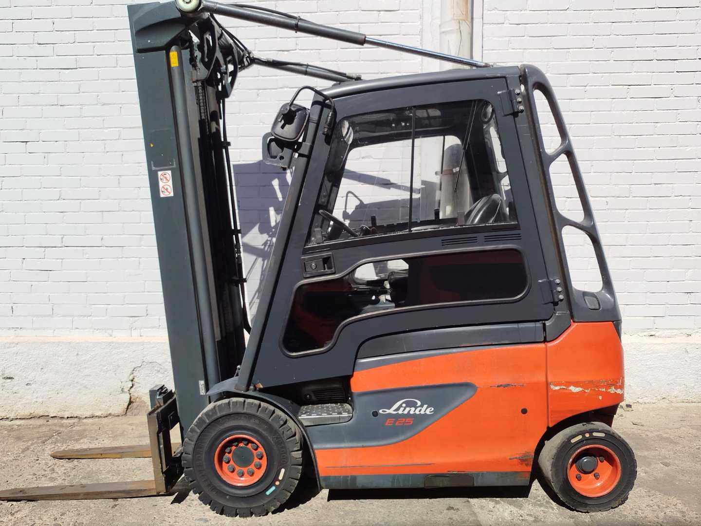 Used Forklift Linde E25-01 EVO 4 riteņu dakšu iekrāvējs (Image 2) Used Forklift Linde E25-01 EVO 4 riteņu dakšu iekrāvējs (Image 2)