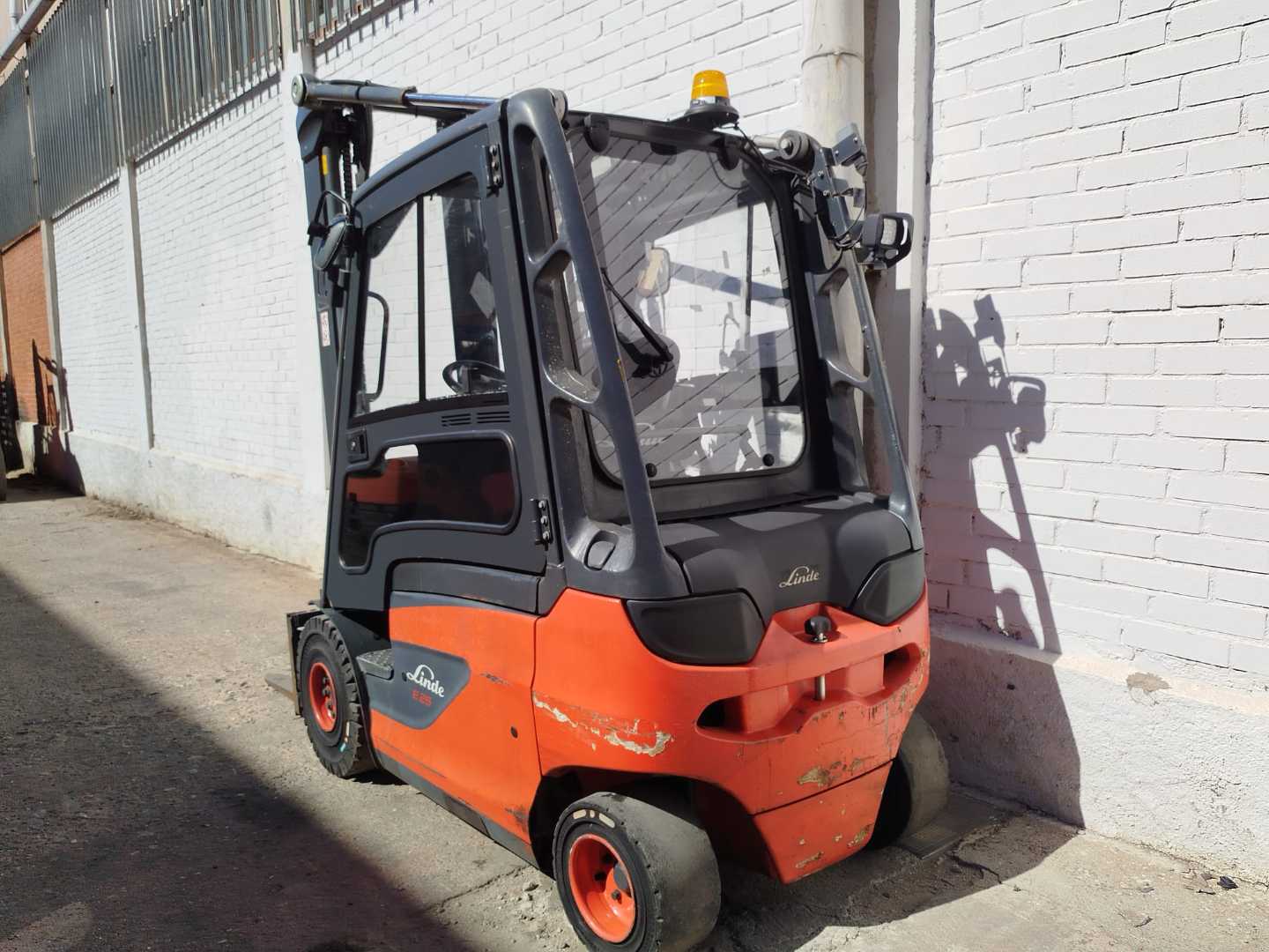 Used Forklift Linde E25-01 EVO 4 riteņu dakšu iekrāvējs (Image 3) Used Forklift Linde E25-01 EVO 4 riteņu dakšu iekrāvējs (Image 3)
