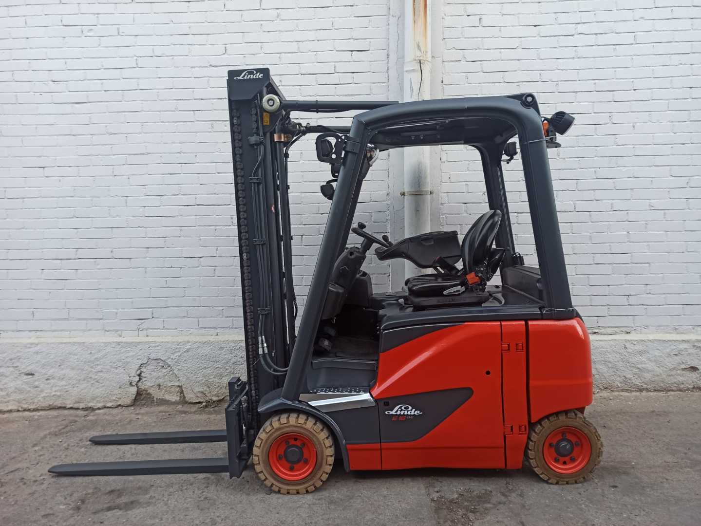 Used Forklift Linde E16PH EVO 4 riteņu dakšu iekrāvējs (Image 2) Used Forklift Linde E16PH EVO 4 riteņu dakšu iekrāvējs (Image 2)
