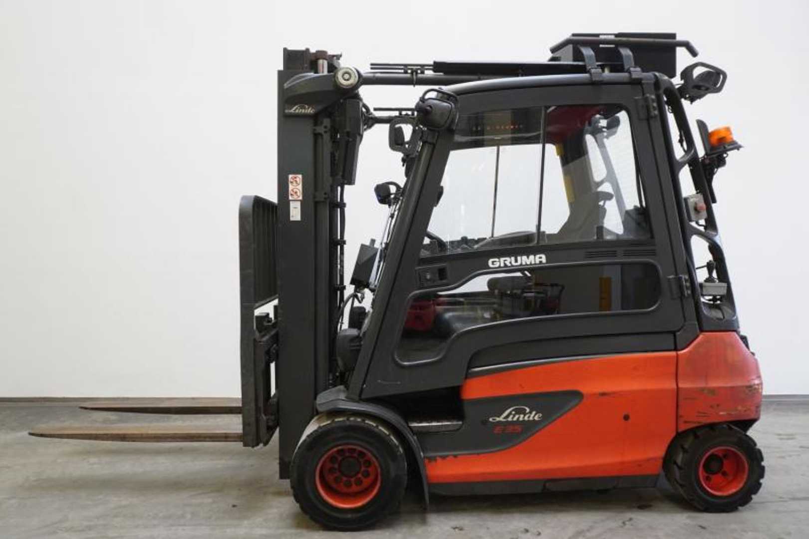 Used Forklift Linde E 35 L 387 4 riteņu dakšu iekrāvējs (Image 4) Used Forklift Linde E 35 L 387 4 riteņu dakšu iekrāvējs (Image 4)