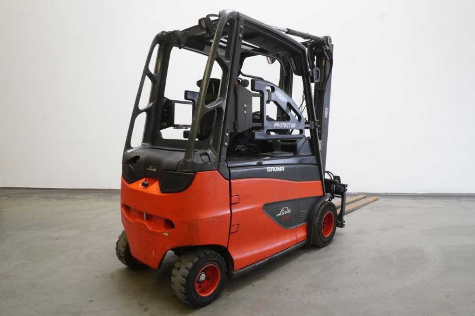 Used Forklift Linde E 30/600 HL 387 4 riteņu dakšu iekrāvējs (Image 2) Used Forklift Linde E 30/600 HL 387 4 riteņu dakšu iekrāvējs (Image 2)