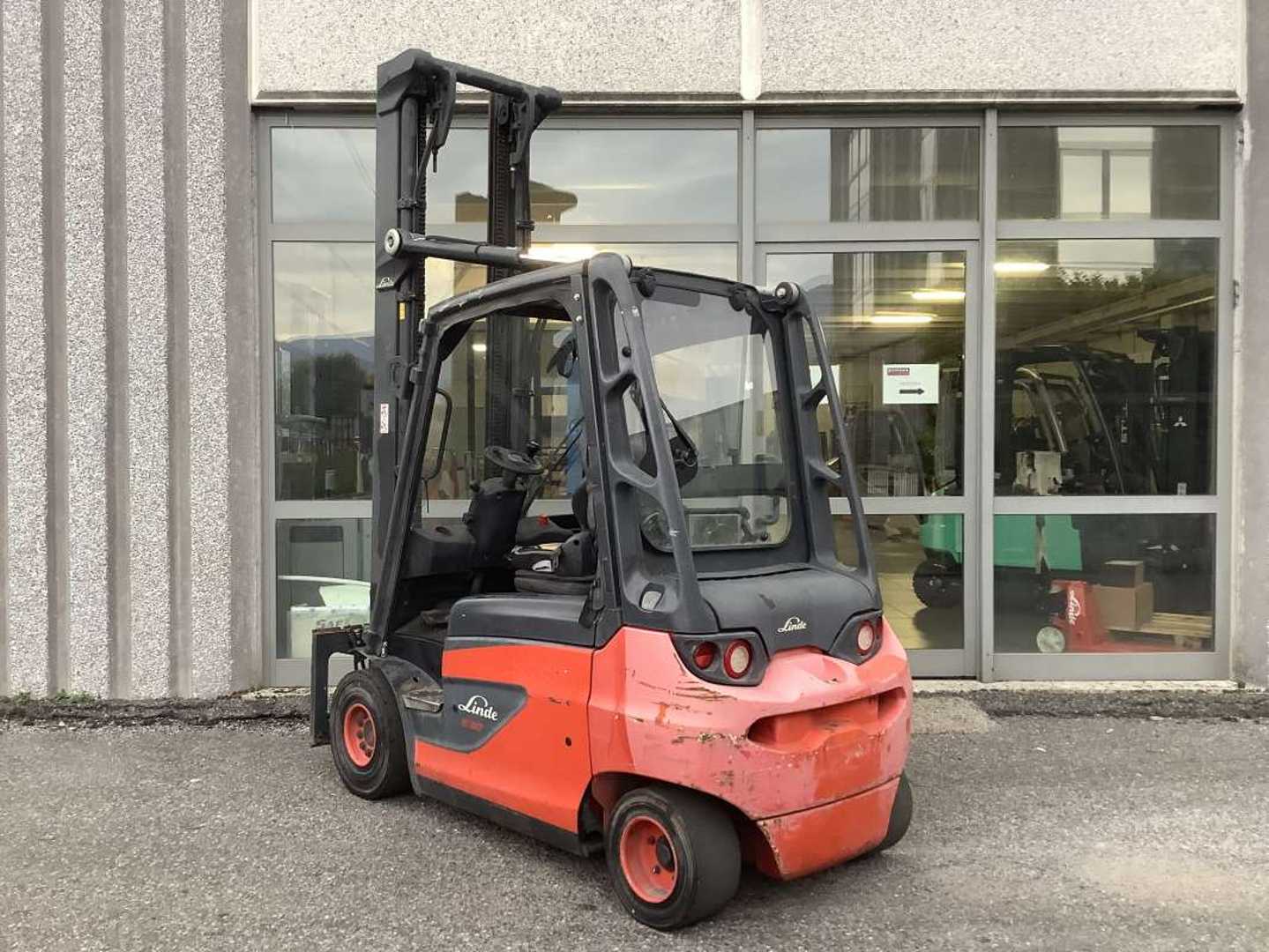 Used Forklift Linde E30-01 4 riteņu dakšu iekrāvējs (Image 2) Used Forklift Linde E30-01 4 riteņu dakšu iekrāvējs (Image 2)
