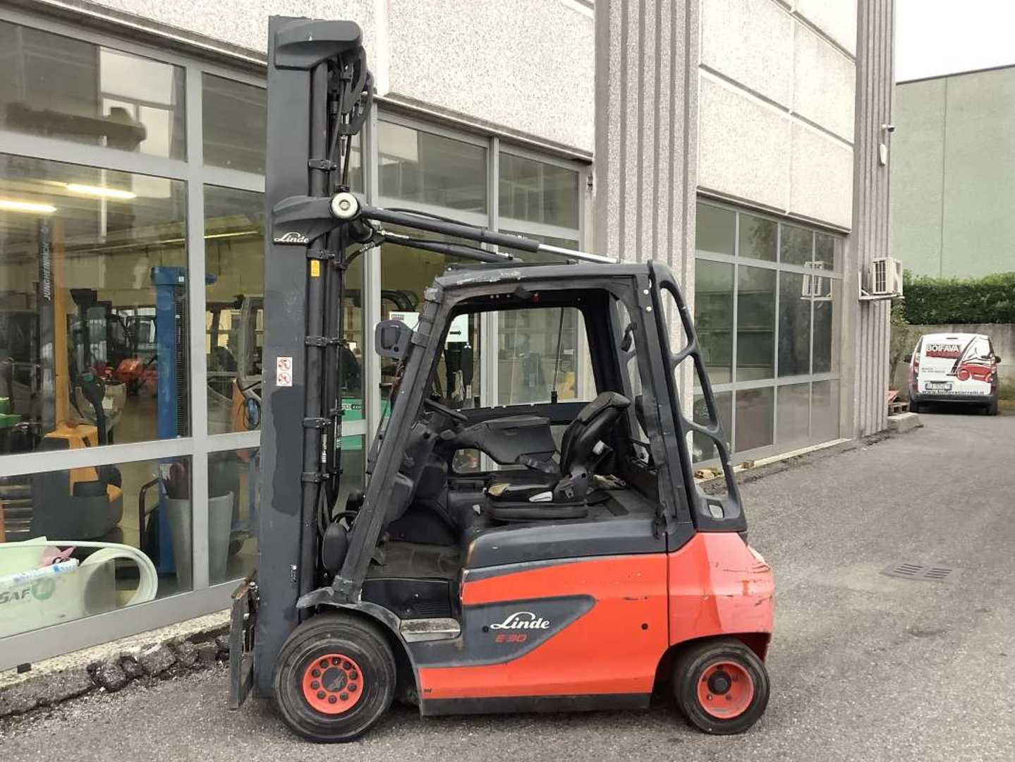 Used Forklift Linde E30-01 4 riteņu dakšu iekrāvējs (Image 5) Used Forklift Linde E30-01 4 riteņu dakšu iekrāvējs (Image 5)