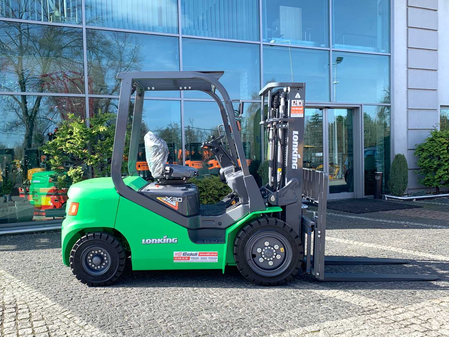 Used Forklift Lonking LG30BX Li-ion 4 riteņu dakšu iekrāvējs (Image 3) Used Forklift Lonking LG30BX Li-ion 4 riteņu dakšu iekrāvējs (Image 3)