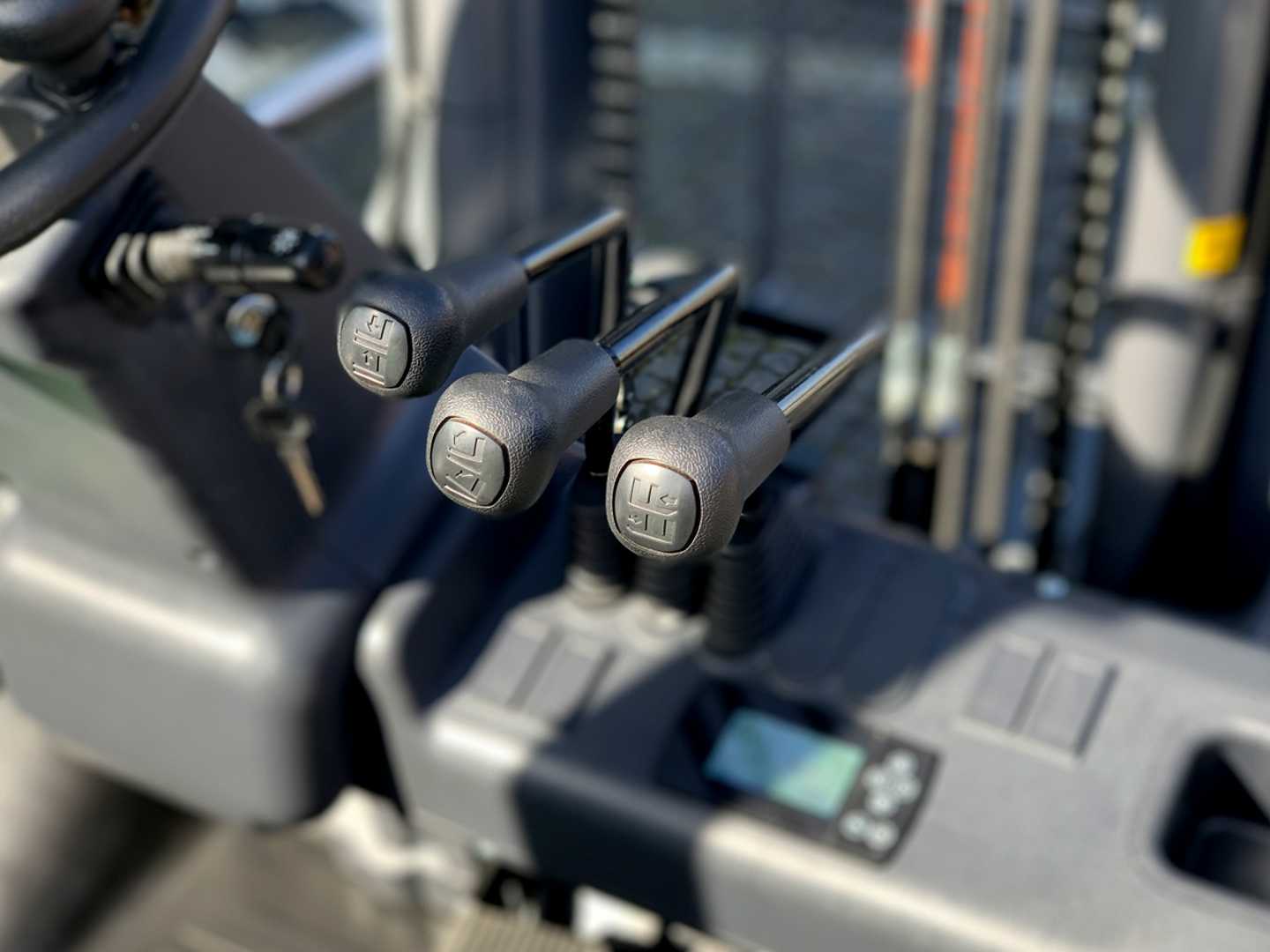 Used Forklift Lonking LG30BX Li-ion 4 riteņu dakšu iekrāvējs (Image 9) Used Forklift Lonking LG30BX Li-ion 4 riteņu dakšu iekrāvējs (Image 9)