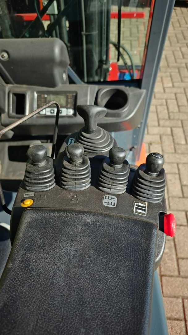 Used Forklift Toyota 8FBMT18 4 riteņu dakšu iekrāvējs (Image 7) Used Forklift Toyota 8FBMT18 4 riteņu dakšu iekrāvējs (Image 7)