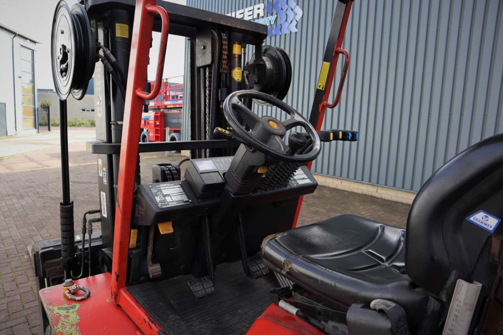 Used Forklift Clark CGP50H 4 riteņu dakšu iekrāvējs (Image 8) Used Forklift Clark CGP50H 4 riteņu dakšu iekrāvējs (Image 8)