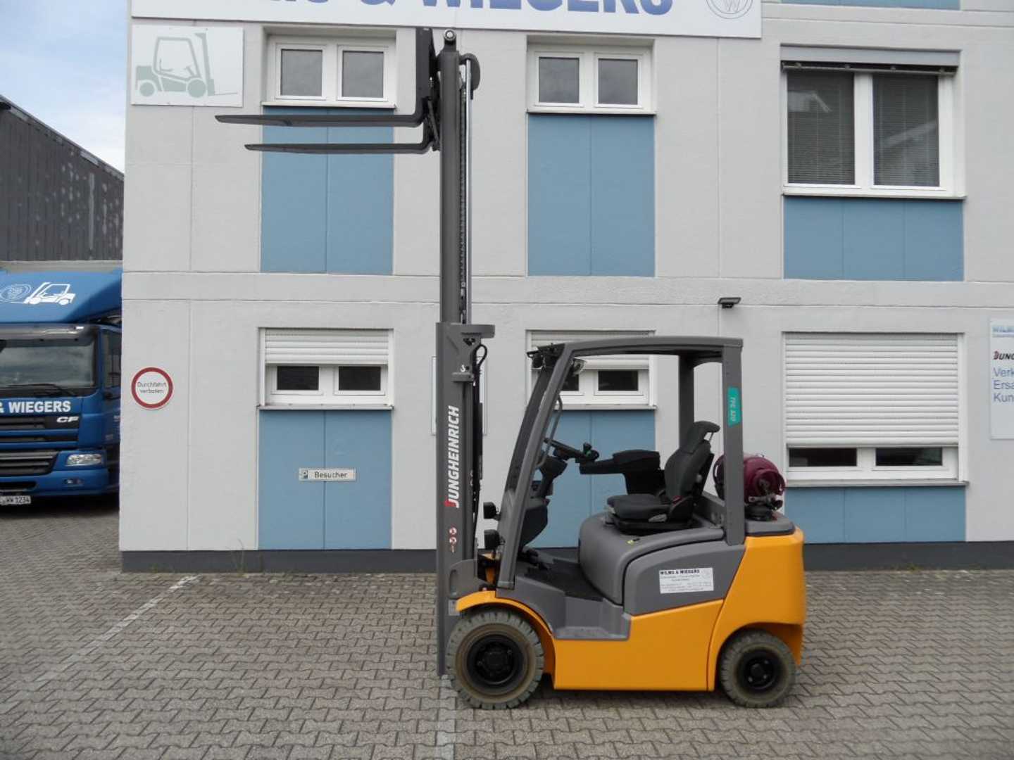 Used Forklift Jungheinrich TFG 320 - Freihub - weiße Reifen 4 riteņu dakšu iekrāvējs (Image 5) Used Forklift Jungheinrich TFG 320 - Freihub - weiße Reifen 4 riteņu dakšu iekrāvējs (Image 5)