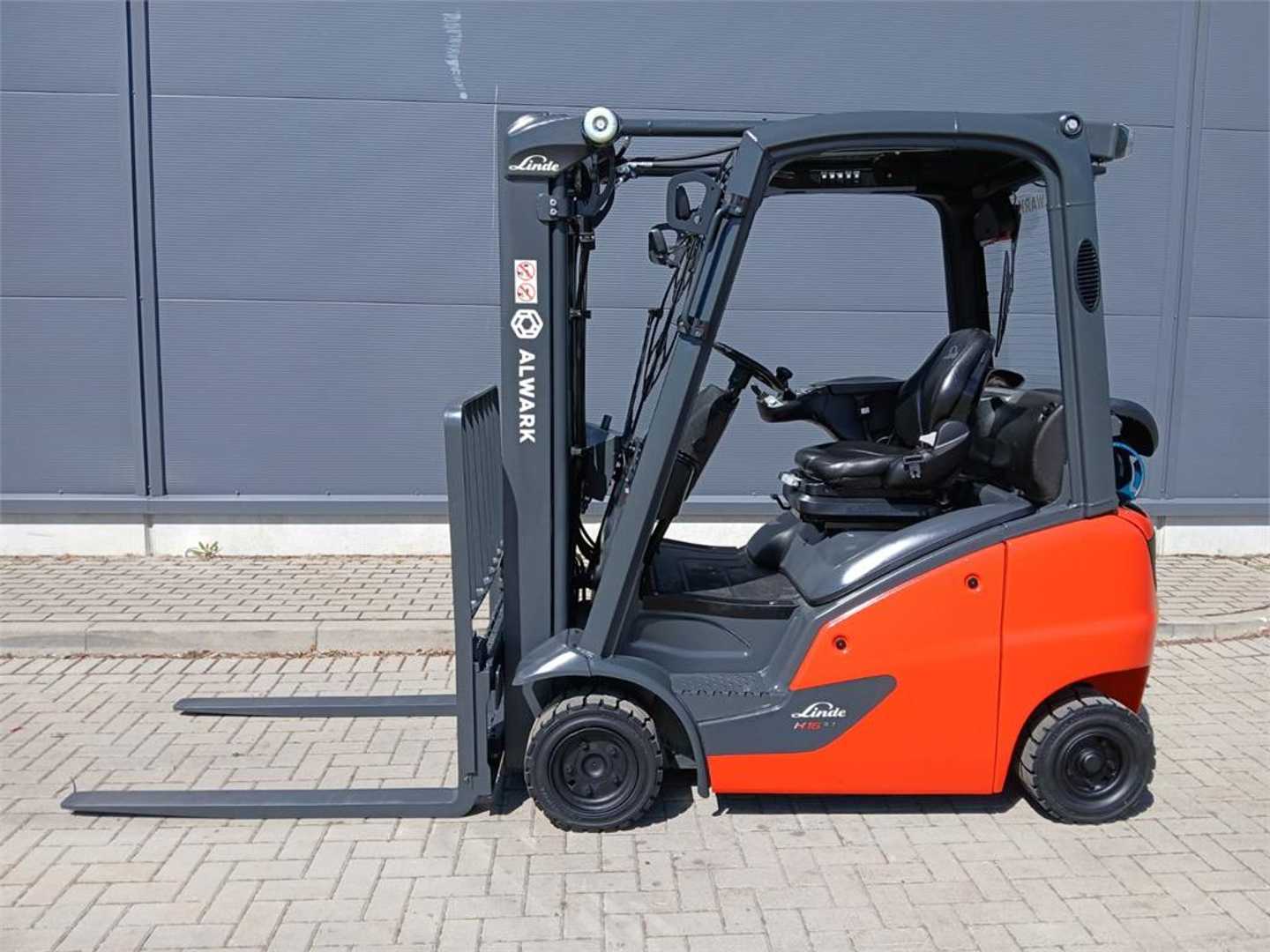 Used Forklift Linde H16T 4 riteņu dakšu iekrāvējs (Image 2)