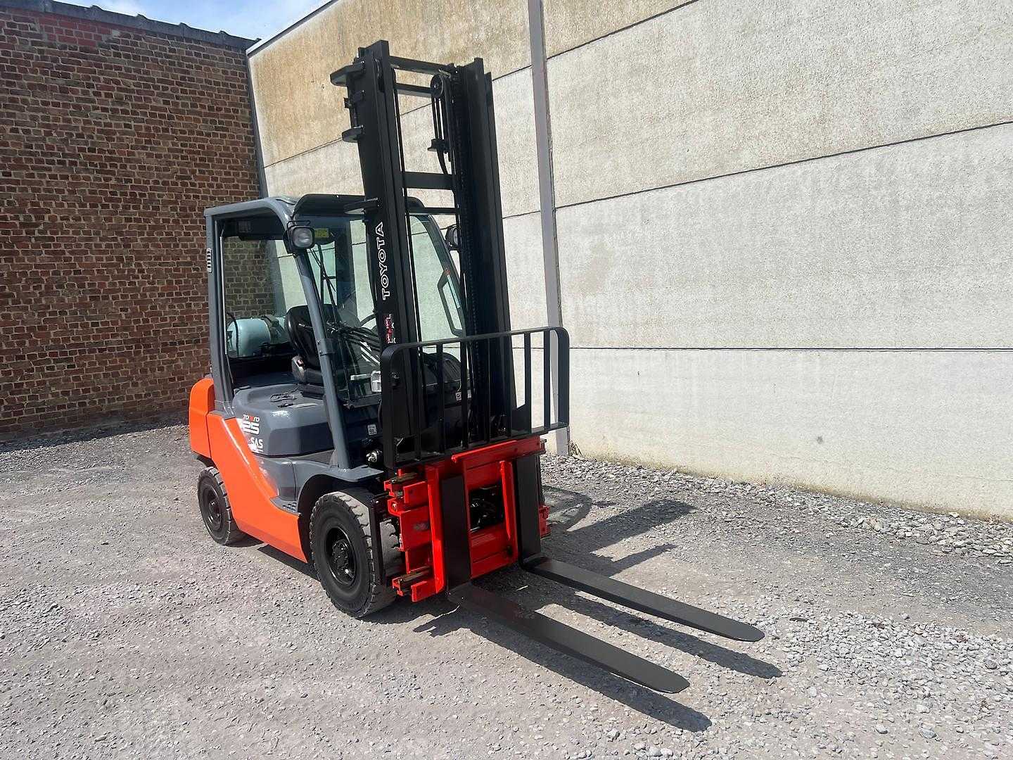 Used Forklift Toyota 02-8FGF25 4 riteņu dakšu iekrāvējs (Image 3) Used Forklift Toyota 02-8FGF25 4 riteņu dakšu iekrāvējs (Image 3)
