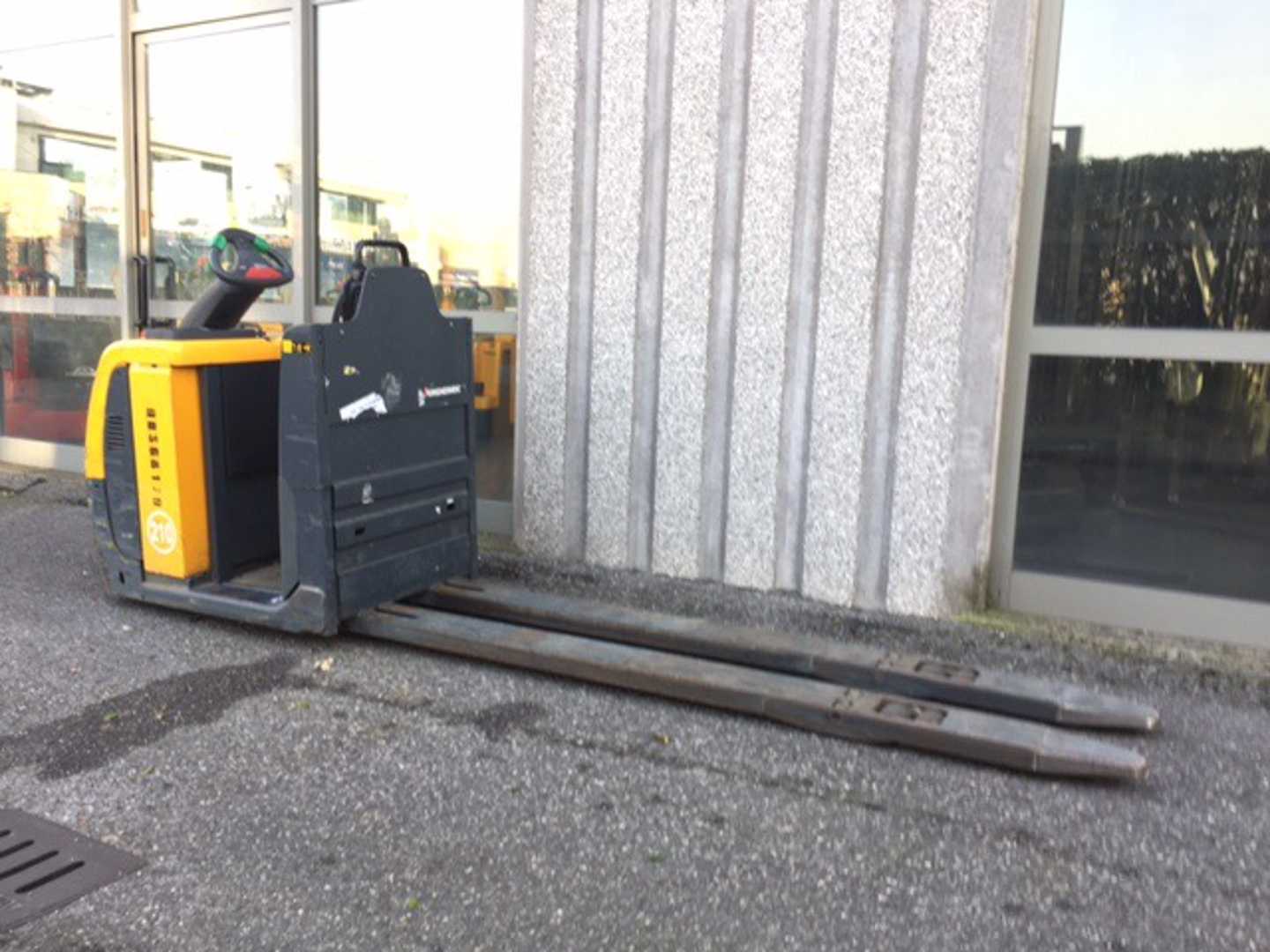 Used Forklift Jungheinrich ECE 225 Apakšējo augstplauktu komplektētājs (< 2,5 m) (Image 2)