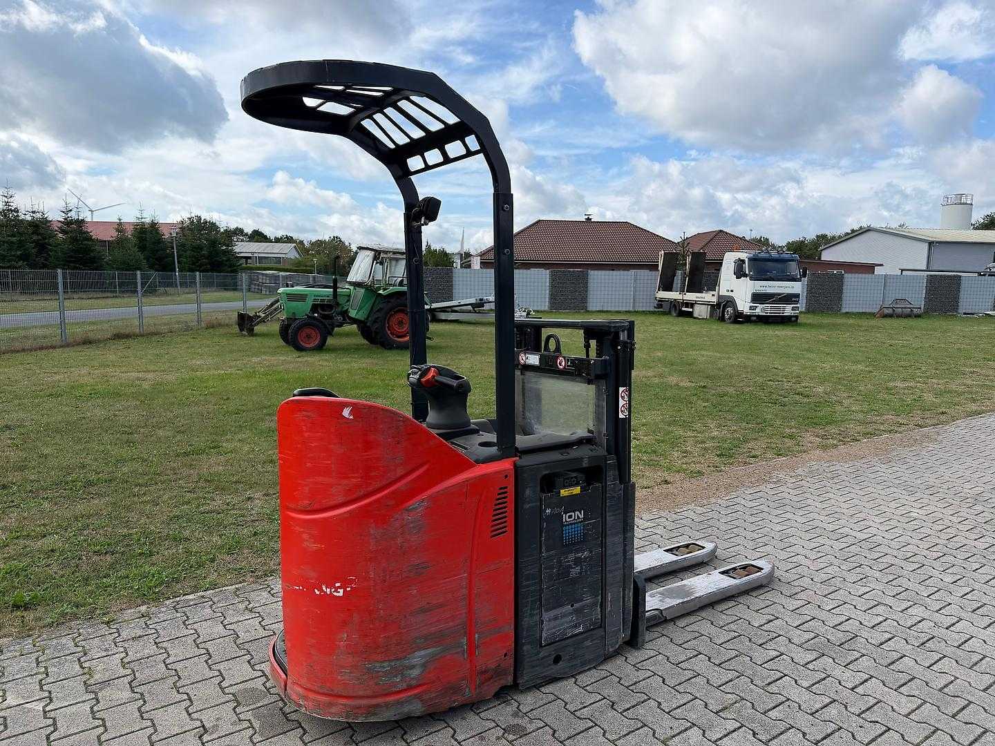 Used Forklift Linde D12HP Li-Ion Apakšējo augstplauktu komplektētājs (< 2,5 m) (Image 3) Used Forklift Linde D12HP Li-Ion Apakšējo augstplauktu komplektētājs (< 2,5 m) (Image 3)