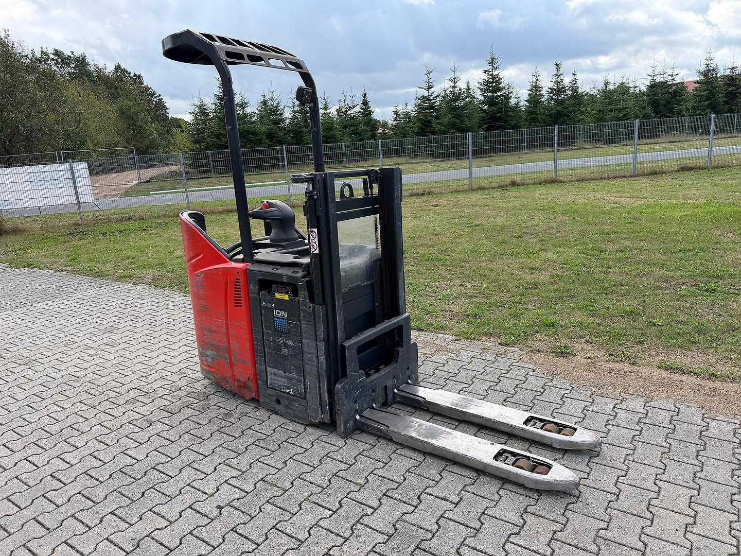 Used Forklift Linde D12HP Li-Ion Apakšējo augstplauktu komplektētājs (< 2,5 m) (Image 4) Used Forklift Linde D12HP Li-Ion Apakšējo augstplauktu komplektētājs (< 2,5 m) (Image 4)