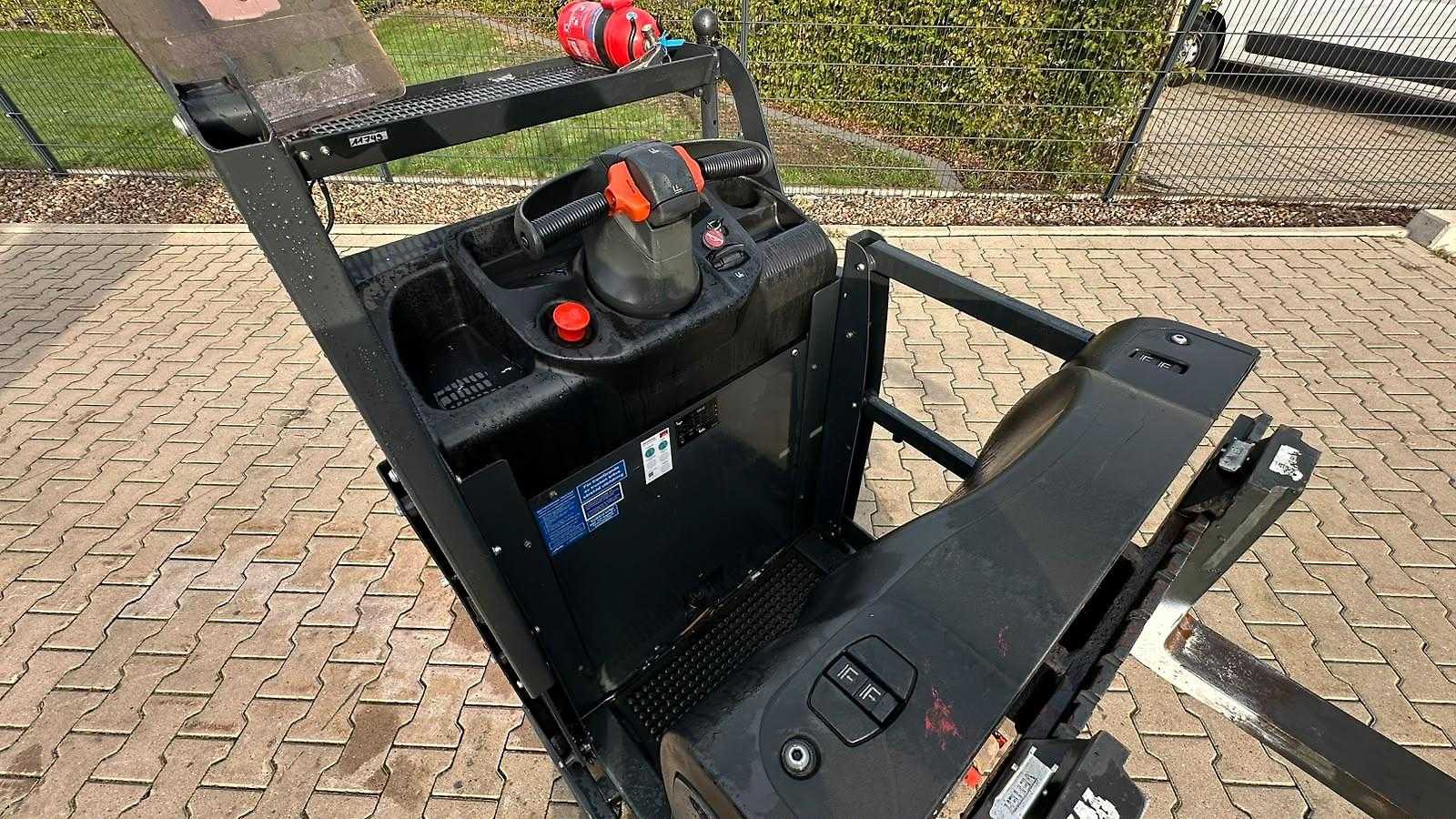 Used Forklift Linde V 08-02 Apakšējo augstplauktu komplektētājs (< 2,5 m) (Image 15) Used Forklift Linde V 08-02 Apakšējo augstplauktu komplektētājs (< 2,5 m) (Image 15)