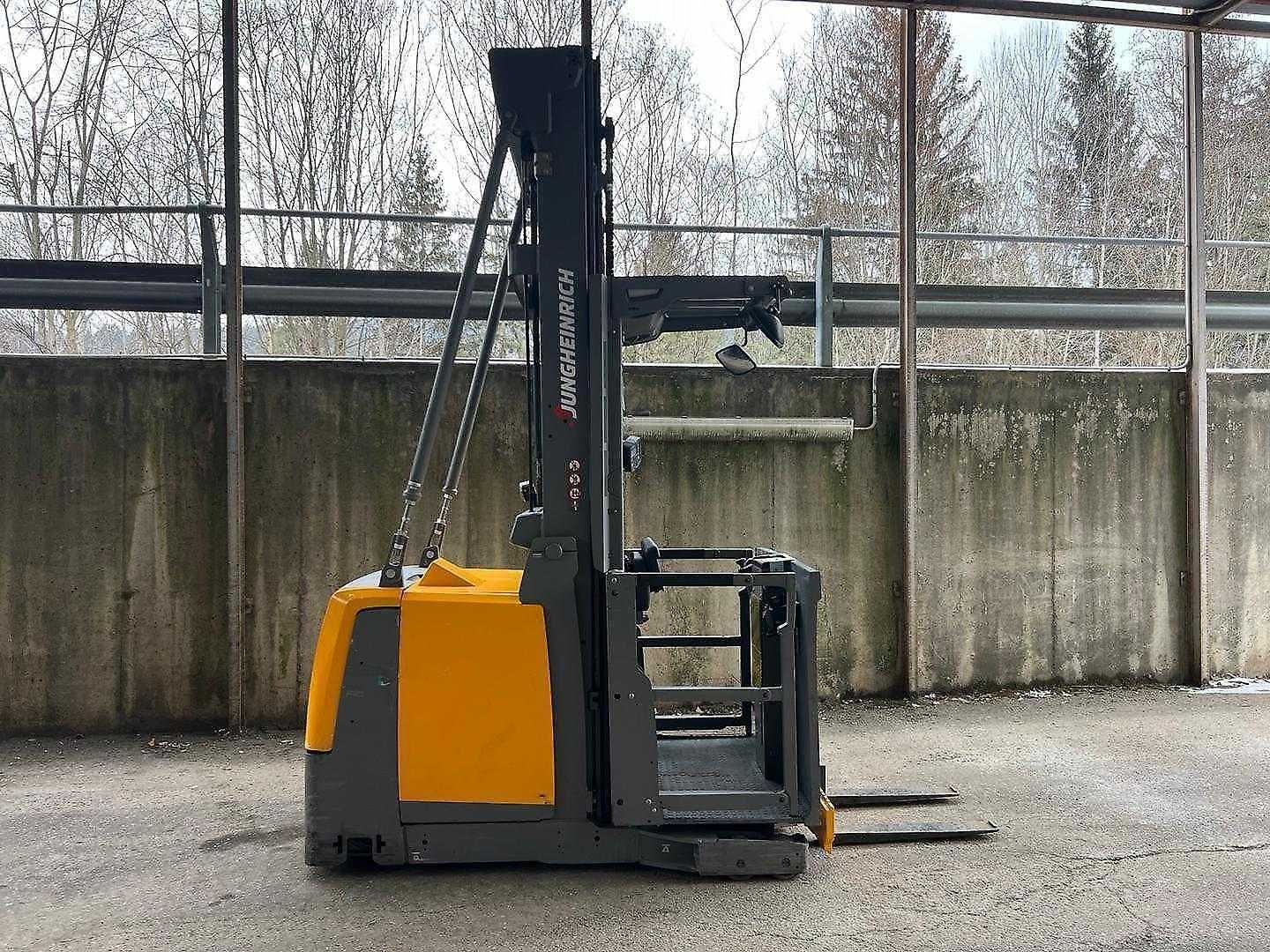 Used Forklift Jungheinrich EKS 412s - 750DT Augstplauktu komplektētājs (kombinētais) (Image 2) Used Forklift Jungheinrich EKS 412s - 750DT Augstplauktu komplektētājs (kombinētais) (Image 2)