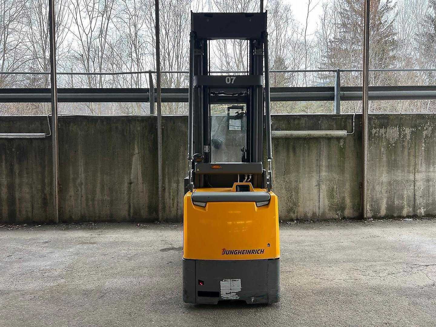Used Forklift Jungheinrich EKS 412s - 750DT Augstplauktu komplektētājs (kombinētais) (Image 3) Used Forklift Jungheinrich EKS 412s - 750DT Augstplauktu komplektētājs (kombinētais) (Image 3)