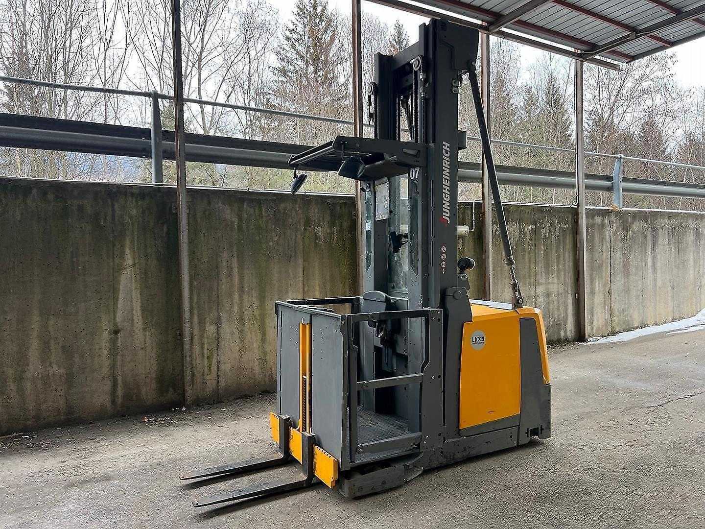 Used Forklift Jungheinrich EKS 412s - 750DT Augstplauktu komplektētājs (kombinētais) (Image 4) Used Forklift Jungheinrich EKS 412s - 750DT Augstplauktu komplektētājs (kombinētais) (Image 4)