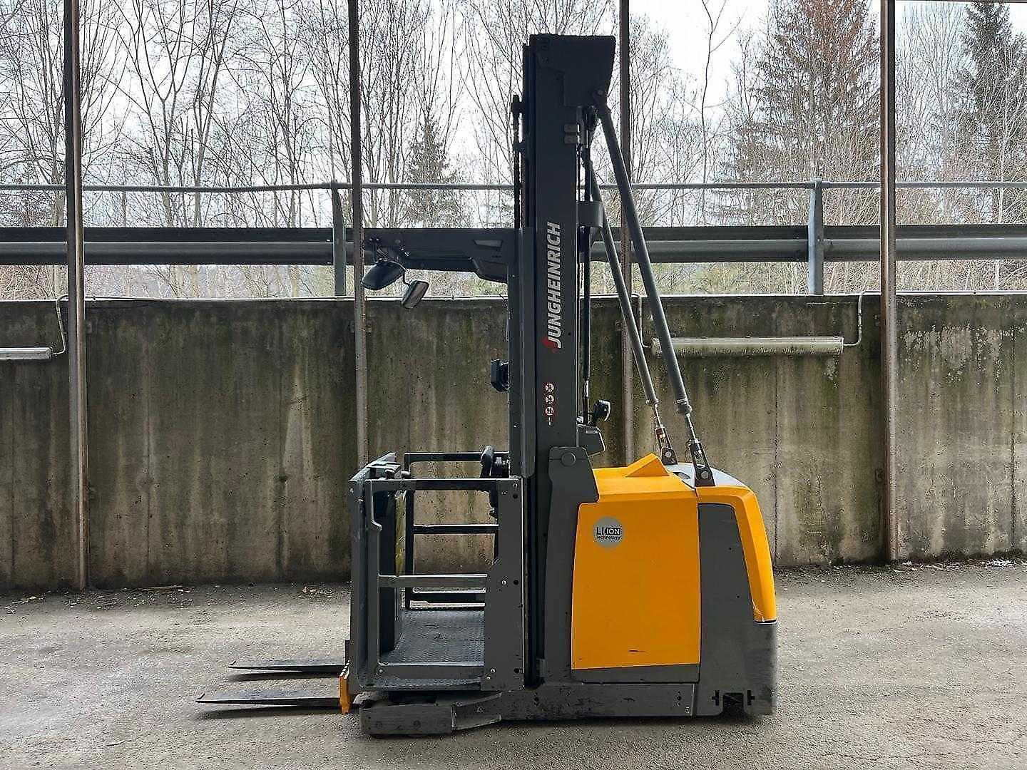 Used Forklift Jungheinrich EKS 412s - 750DT Augstplauktu komplektētājs (kombinētais) (Image 5) Used Forklift Jungheinrich EKS 412s - 750DT Augstplauktu komplektētājs (kombinētais) (Image 5)