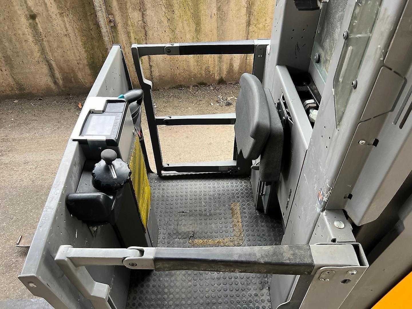 Used Forklift Jungheinrich EKS 412s - 750DT Augstplauktu komplektētājs (kombinētais) (Image 6) Used Forklift Jungheinrich EKS 412s - 750DT Augstplauktu komplektētājs (kombinētais) (Image 6)