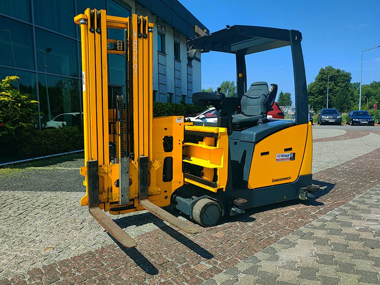 Used Forklift Jungheinrich EFX 413 Augstplauktu/šauro eju iekrāvējs (Image 1) Used Forklift Jungheinrich EFX 413 Augstplauktu/šauro eju iekrāvējs (Image 1)