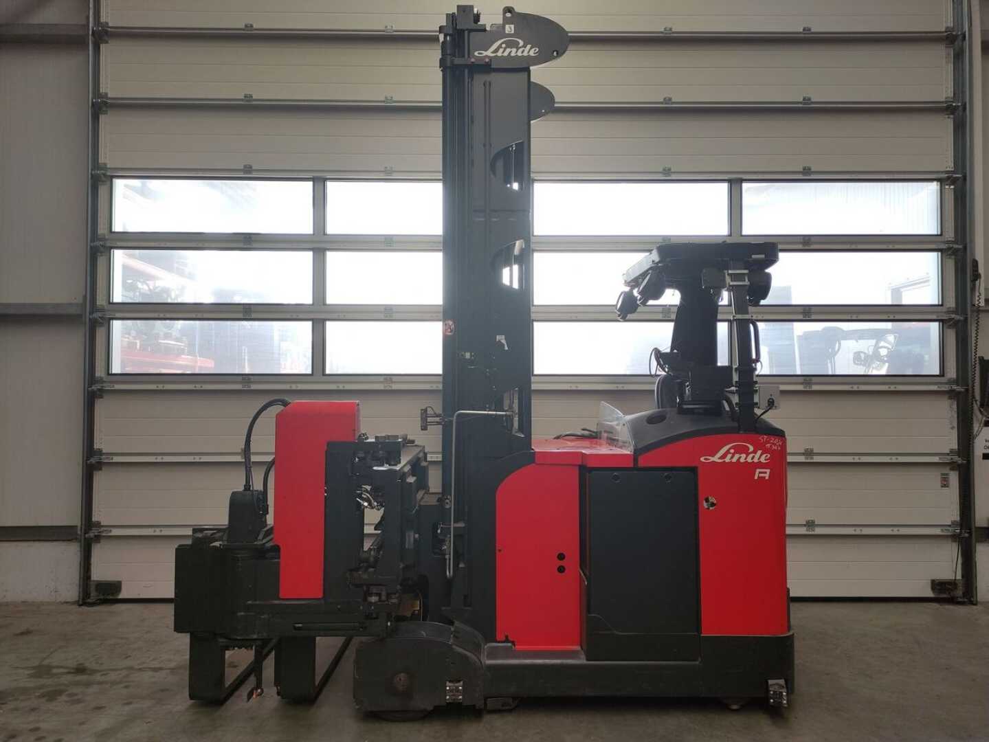 Used Forklift Linde A Augstplauktu/šauro eju iekrāvējs (Image 1) Used Forklift Linde A Augstplauktu/šauro eju iekrāvējs (Image 1)