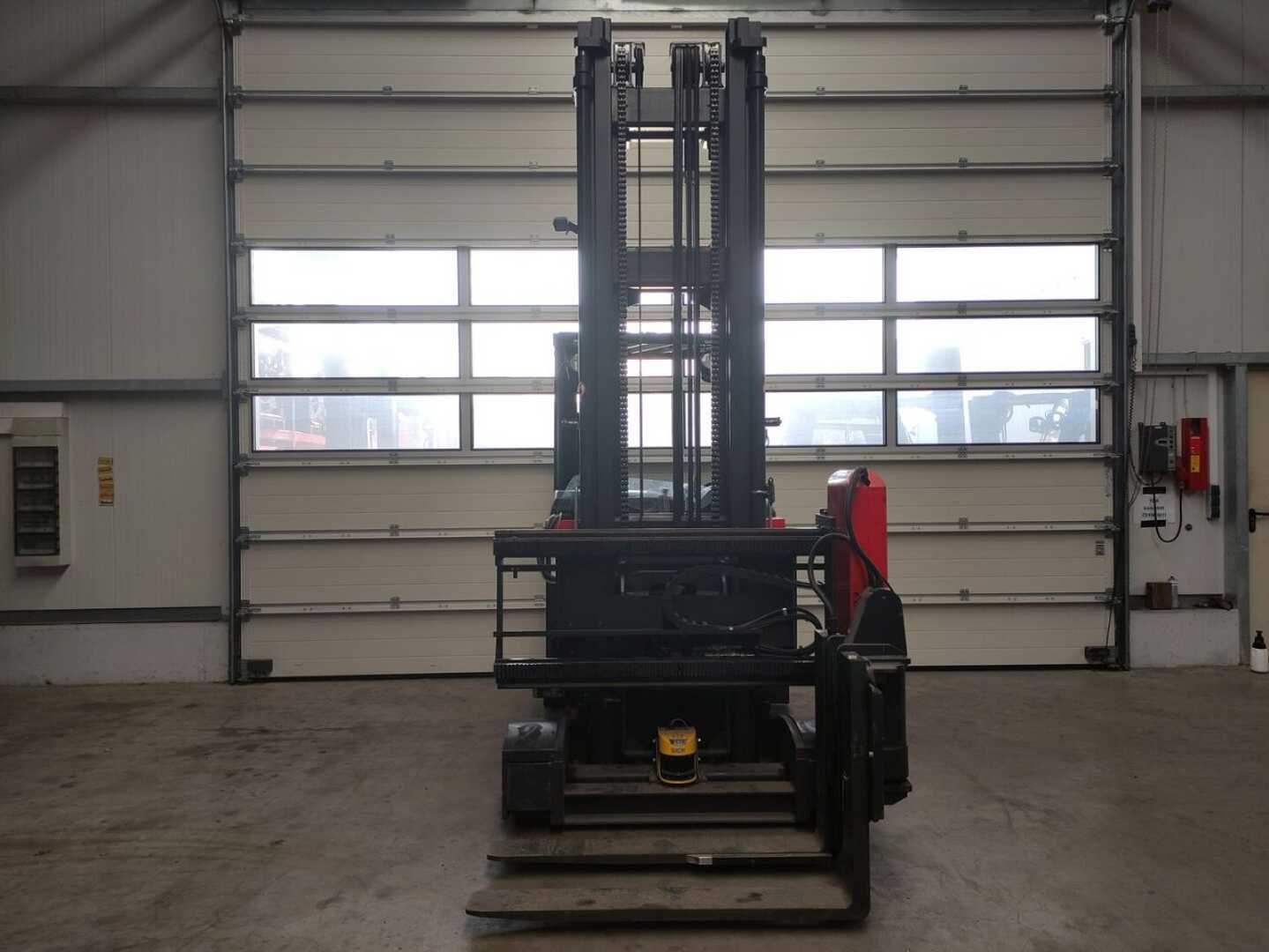 Used Forklift Linde A Augstplauktu/šauro eju iekrāvējs (Image 3) Used Forklift Linde A Augstplauktu/šauro eju iekrāvējs (Image 3)